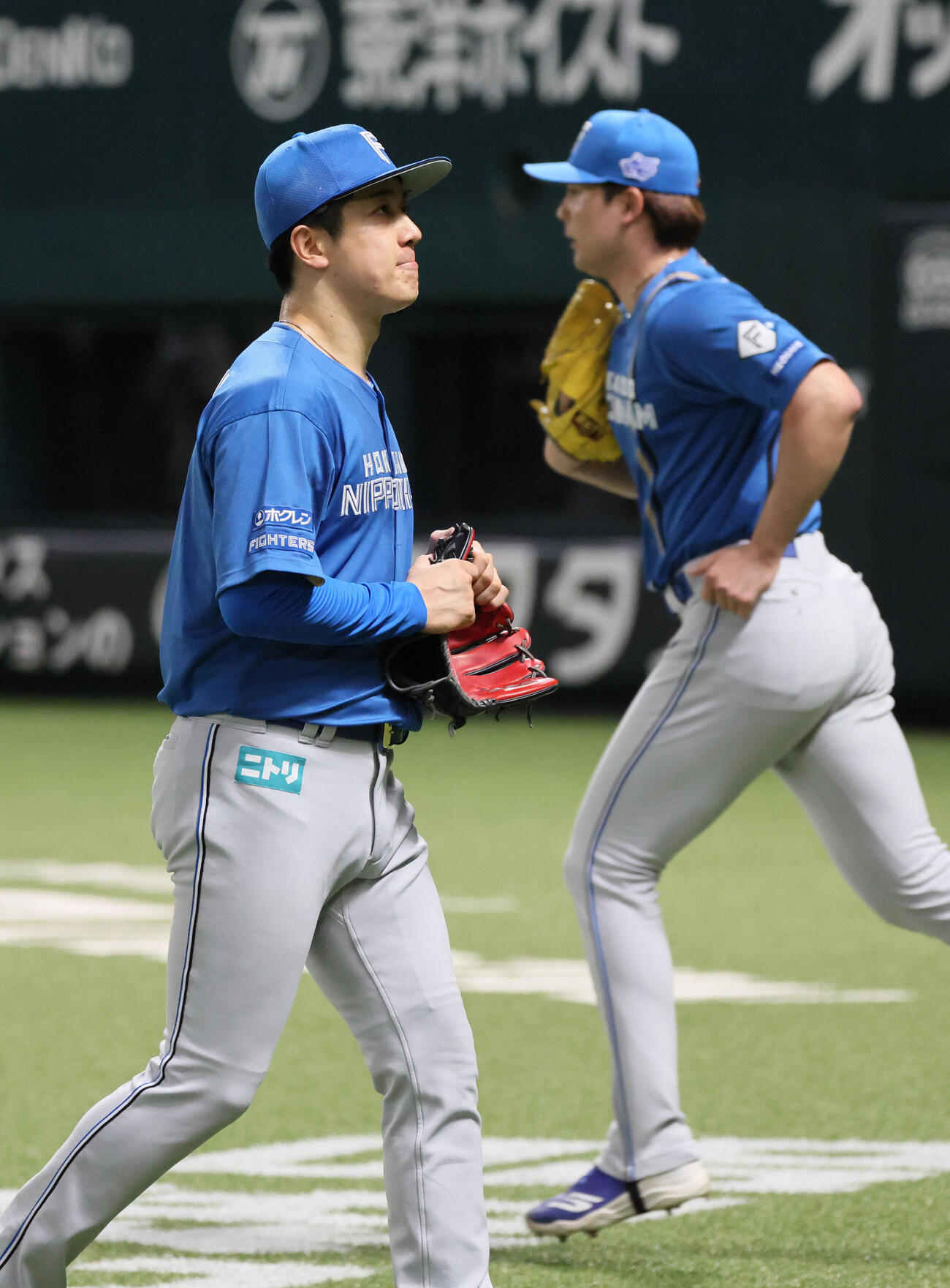 ソフトバンク対日本ハム　7回裏ソフトバンク2死一、二塁、降板する北山亘基。右は上原健太（撮影・加藤孝規）