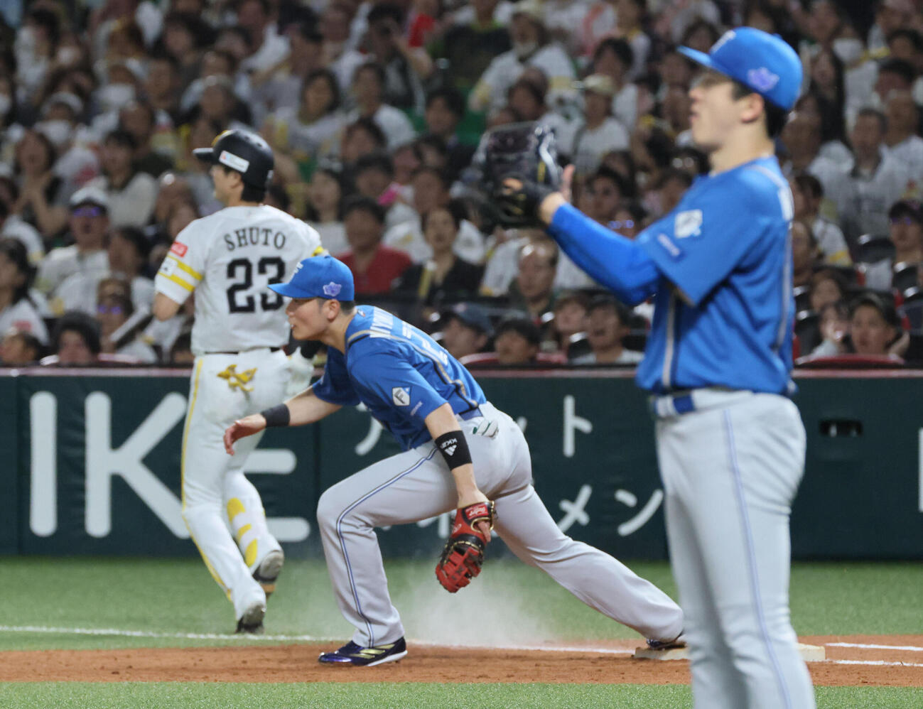 ソフトバンク対日本ハム　5回裏ソフトバンク1死一塁、周東佑京（左）の二ゴロを山県秀が好守で併殺にする。中央は清宮幸太郎。右は北山亘基（撮影・加藤孝規）