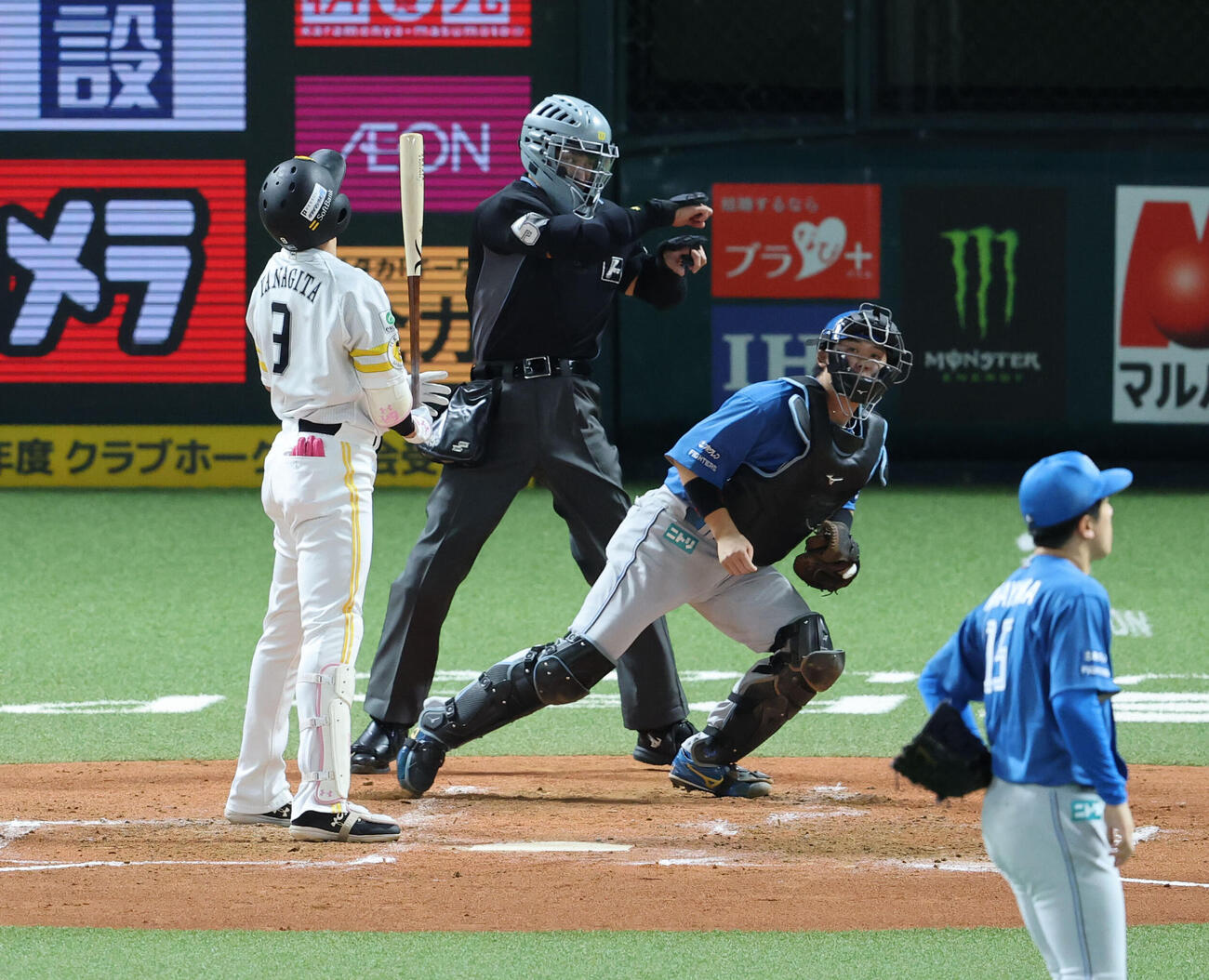 ソフトバンク対日本ハム　1回裏ソフトバンク2死一、二塁、柳田悠岐は見逃しの三振（撮影・梅根麻紀）
