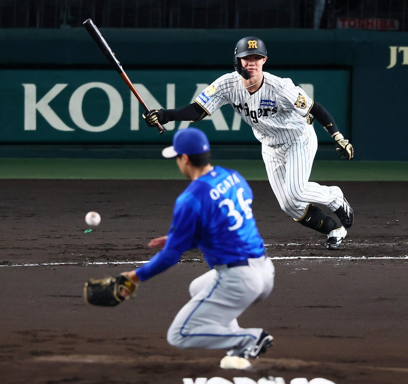 阪神対DeNA 1回裏阪神1死、中野拓夢は内野安打を放つ。投手尾形崇斗（撮影・加藤哉）