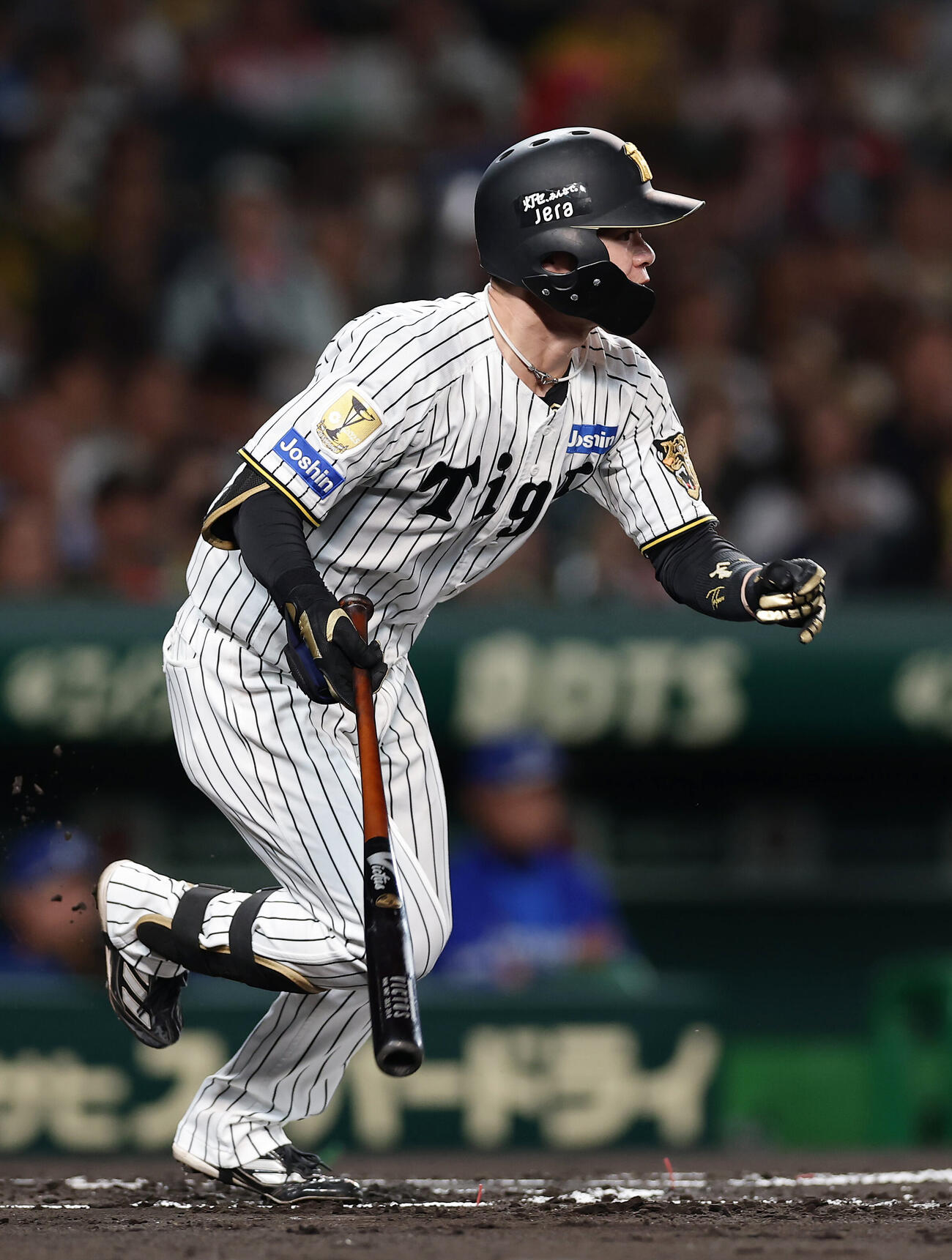 阪神対DeNA 1回裏阪神1死、投手強襲の内野安打を放つ中野拓夢（撮影・前田充）