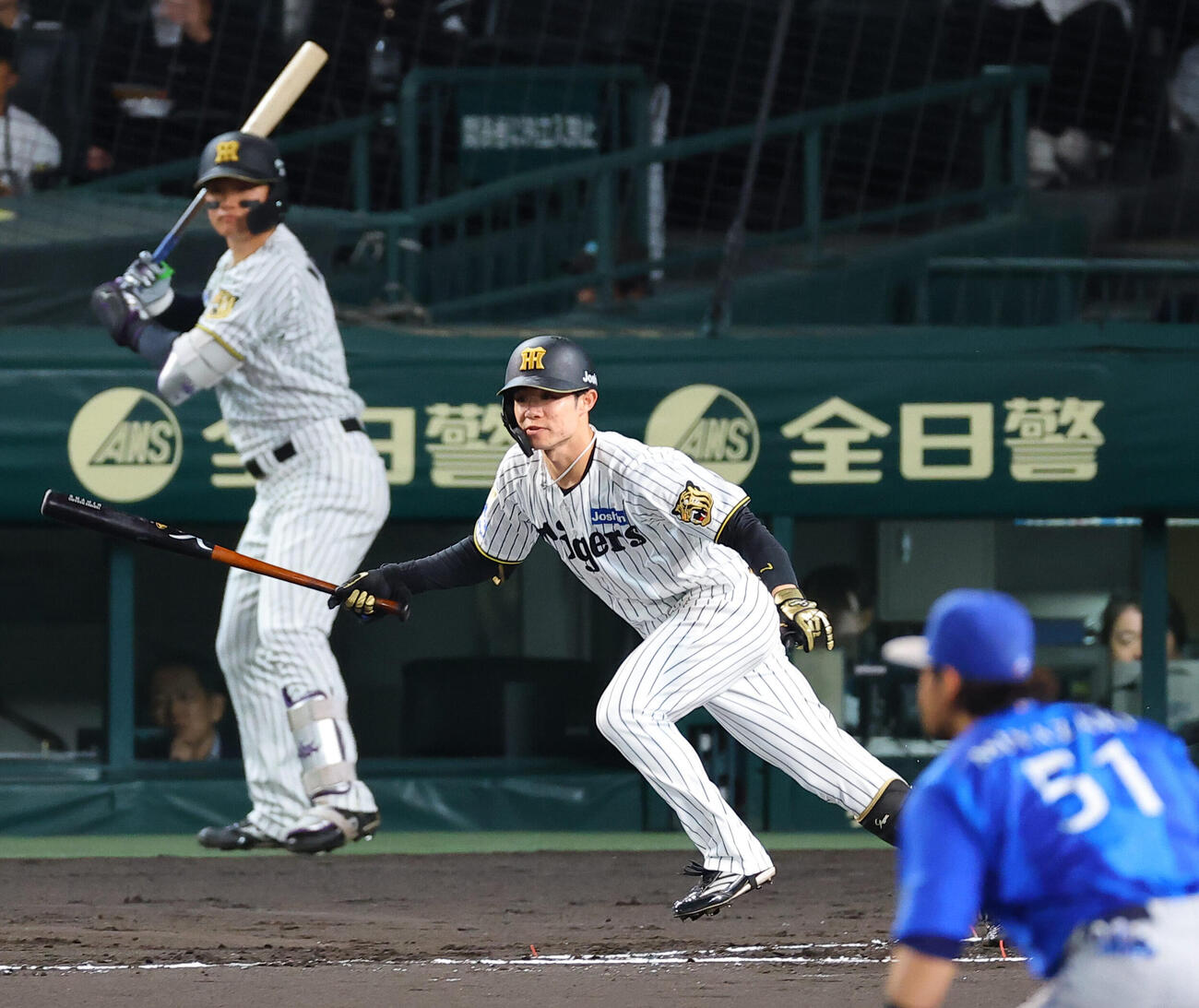 阪神対DeNA 1回裏阪神1死、中野拓夢は内野安打を放つ（撮影・上田博志）