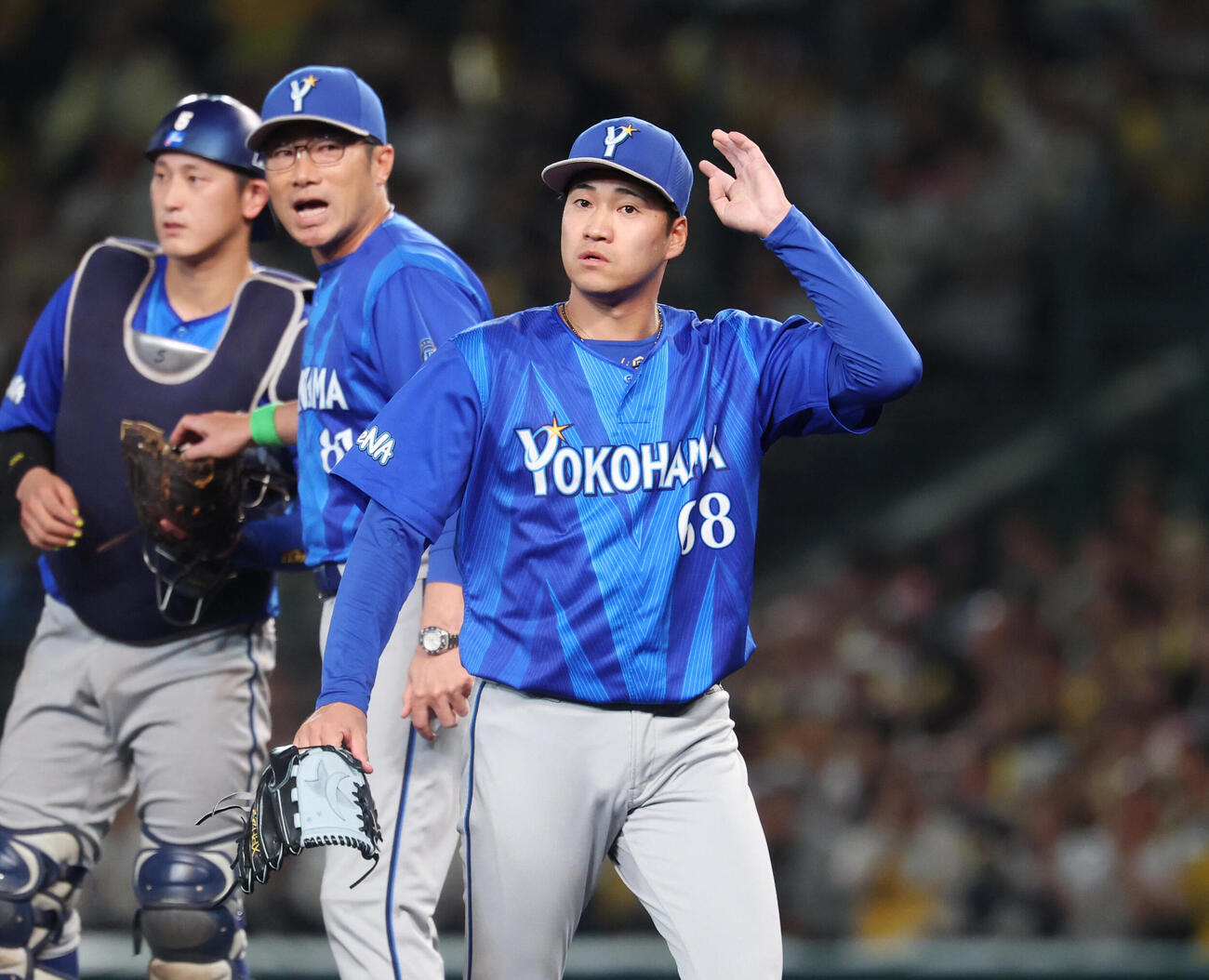 阪神対DeNA 7回裏2死一、二塁、交代を告げられマウンドを降りる岩田将貴。後ろは声をかける相川亮二監督（撮影・増田悦実）