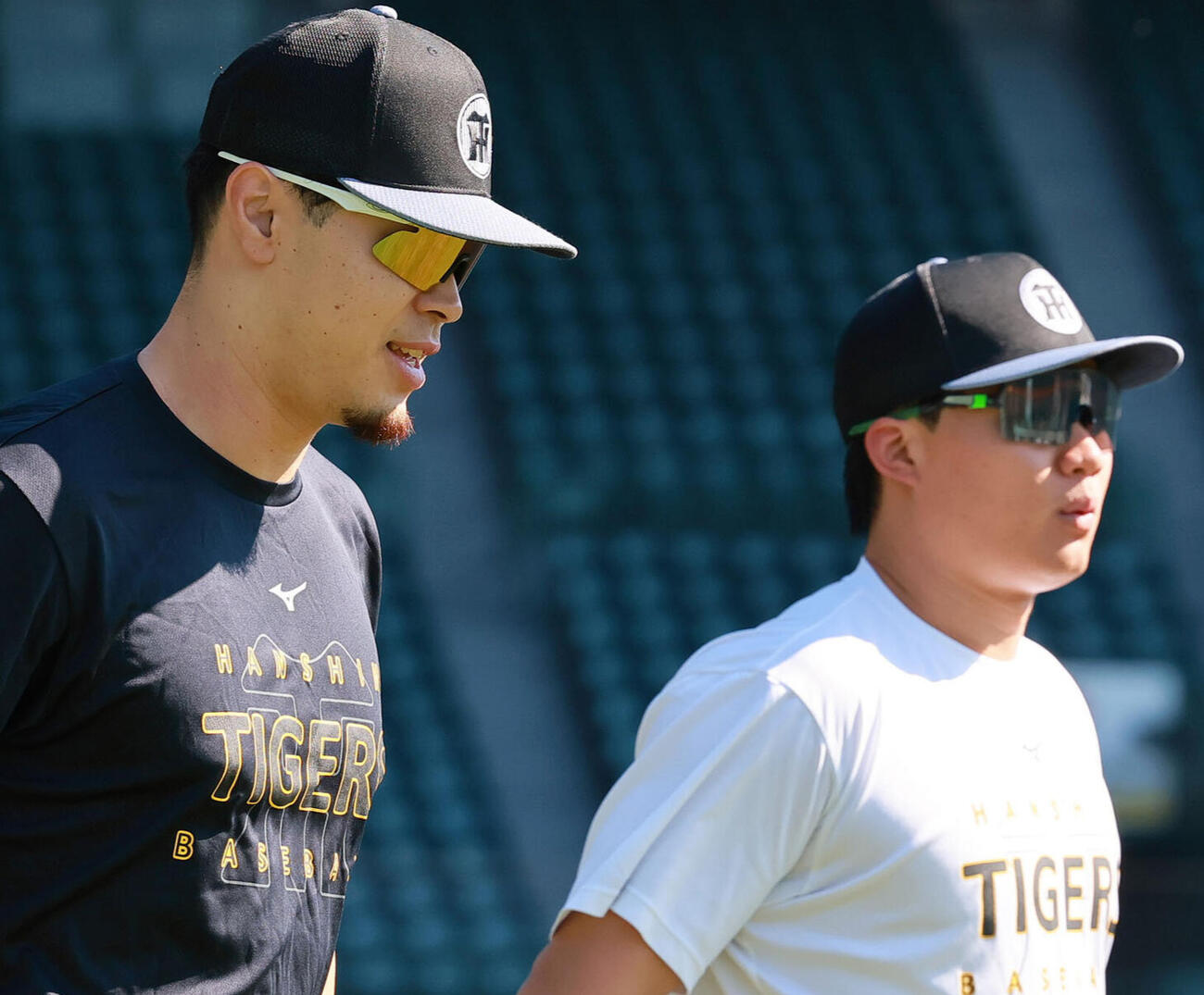 阪神佐藤輝明（左）と森下翔太（2026年10月撮影）