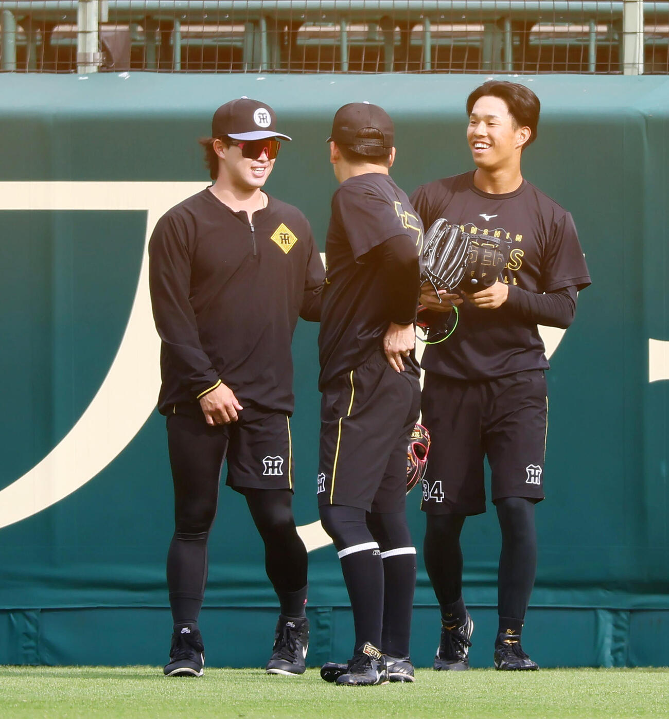 阪神対DeNA 1軍の練習に参加する阪神浜田太貴（左）と岡城快生（撮影・加藤哉）