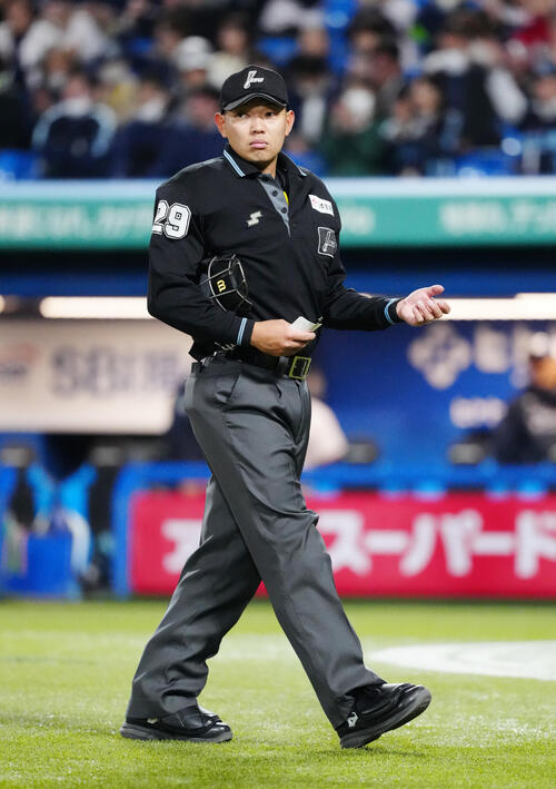 Injured NPB umpire regains consciousness and begins rehabilitation
