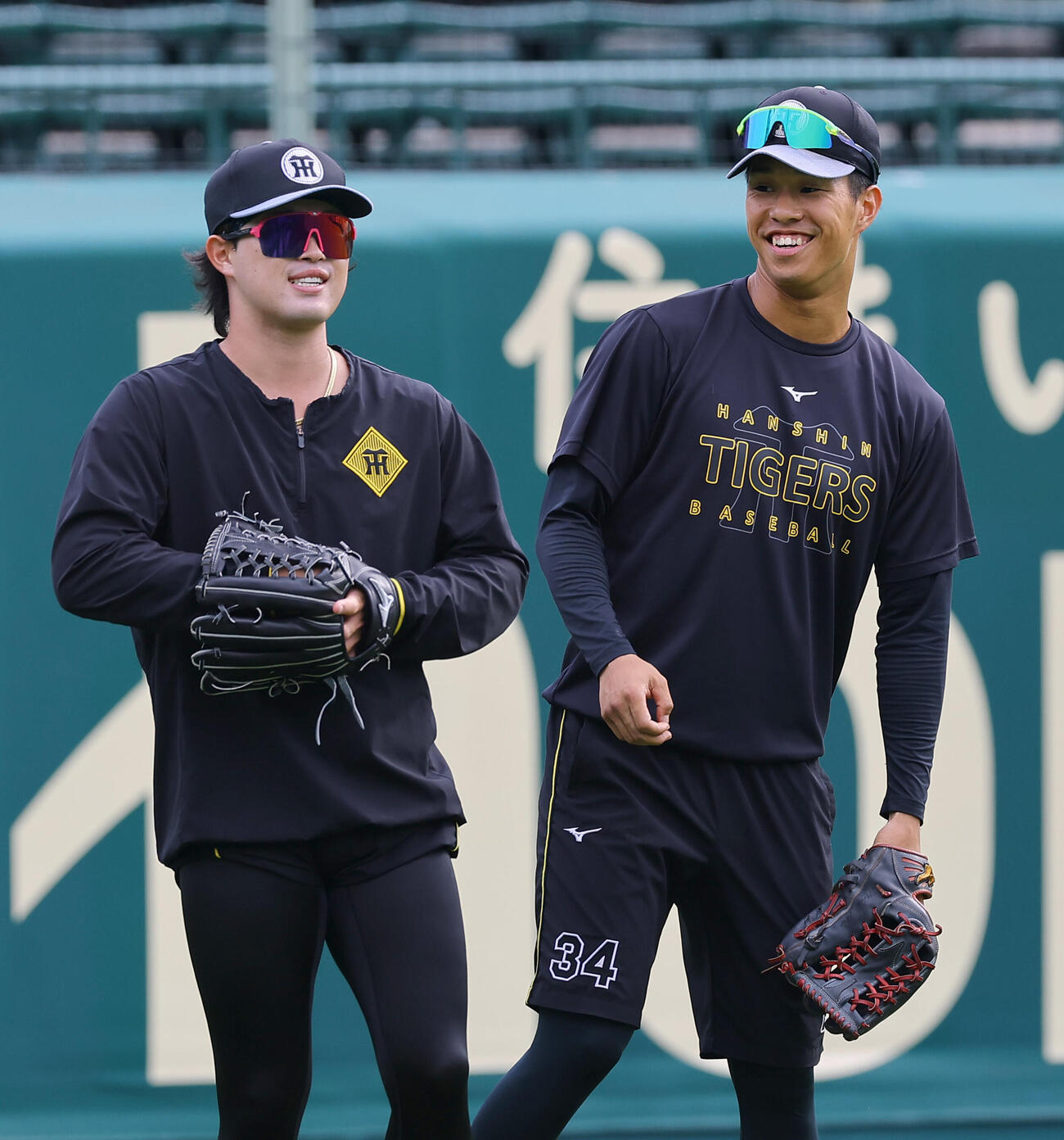 阪神対DeNA 1軍に合流し笑顔を見せる浜田太貴（左）と岡城快生（撮影・上田博志）