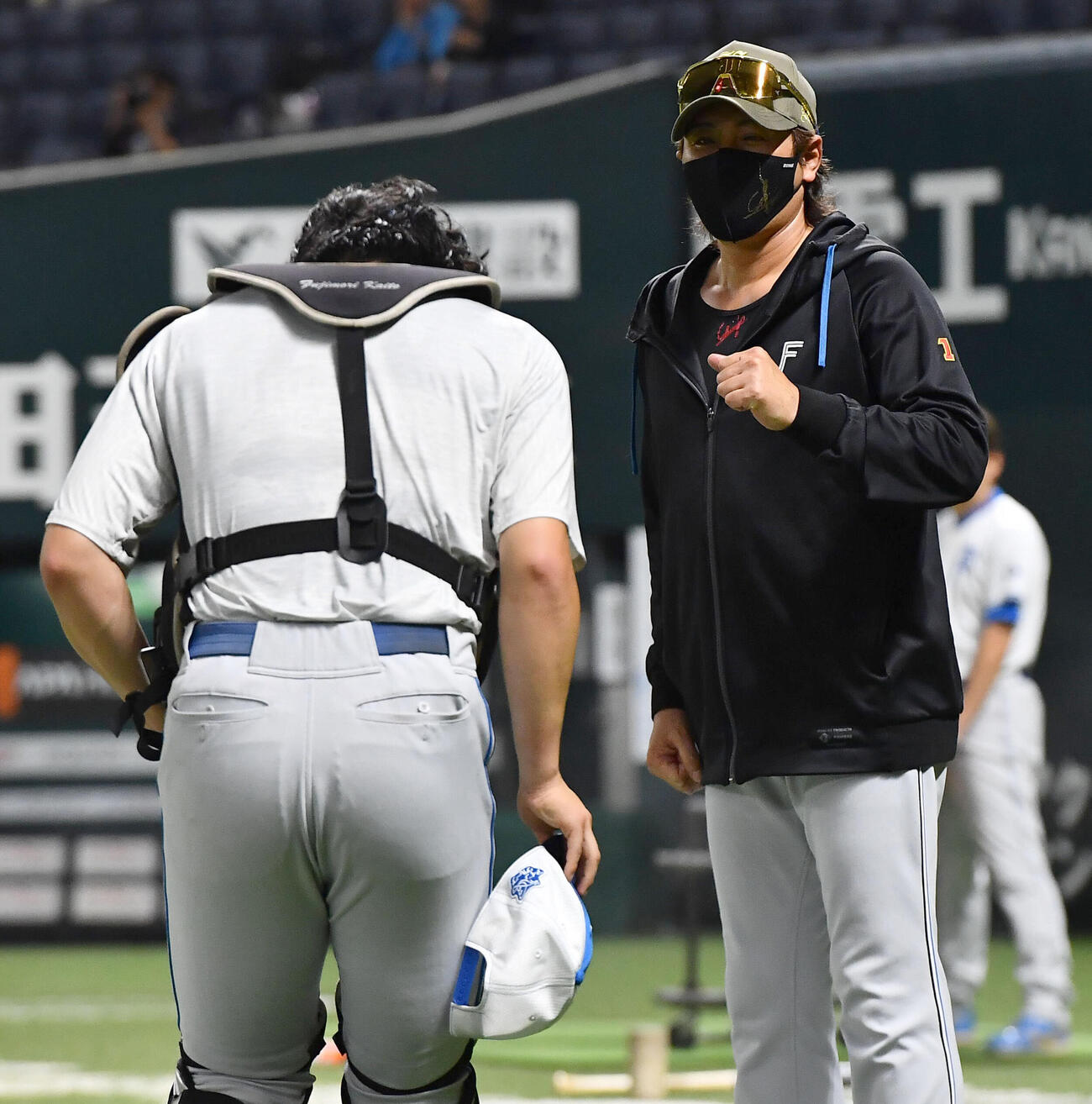 ソフトバンク対日本ハム　チームに合流した藤森海斗（左）からあいさつされる日本ハム新庄剛志監督（撮影・岩下翔太）