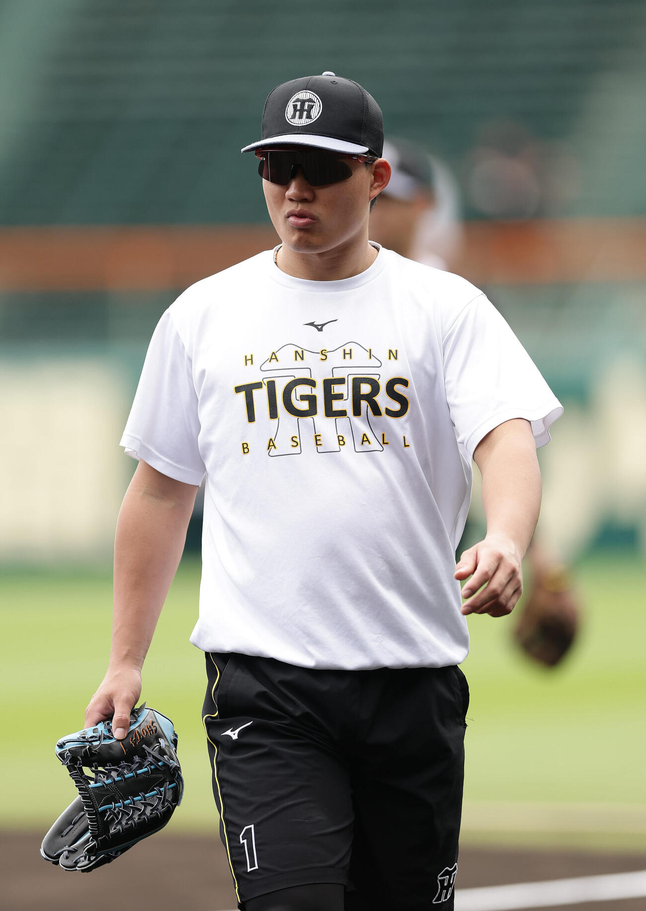 阪神対DeNA　グラウンドで体を動かした阪神森下翔太（撮影・前田充）