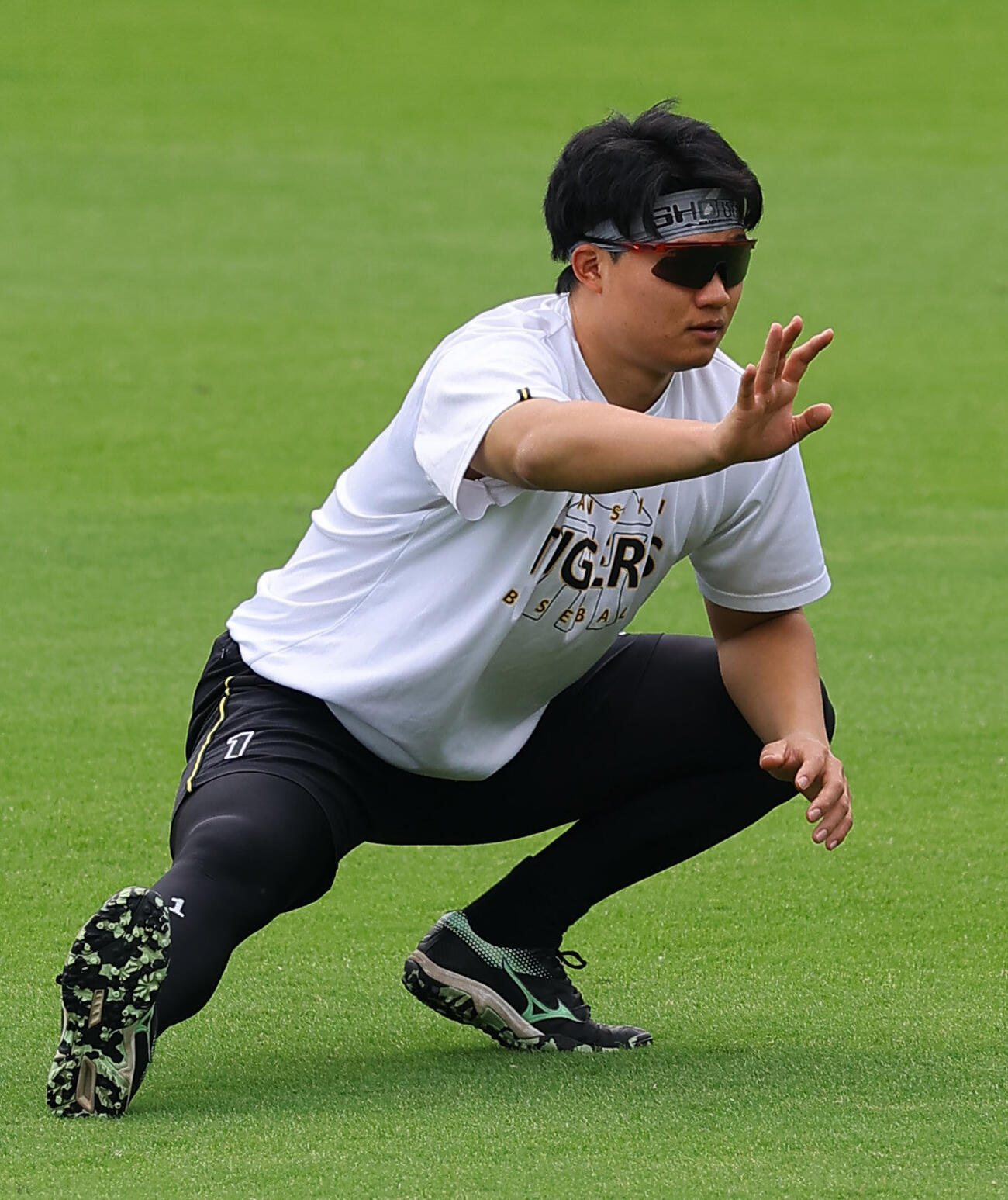 阪神対DeNA　ストレッチする森下翔太（撮影・上田博志）