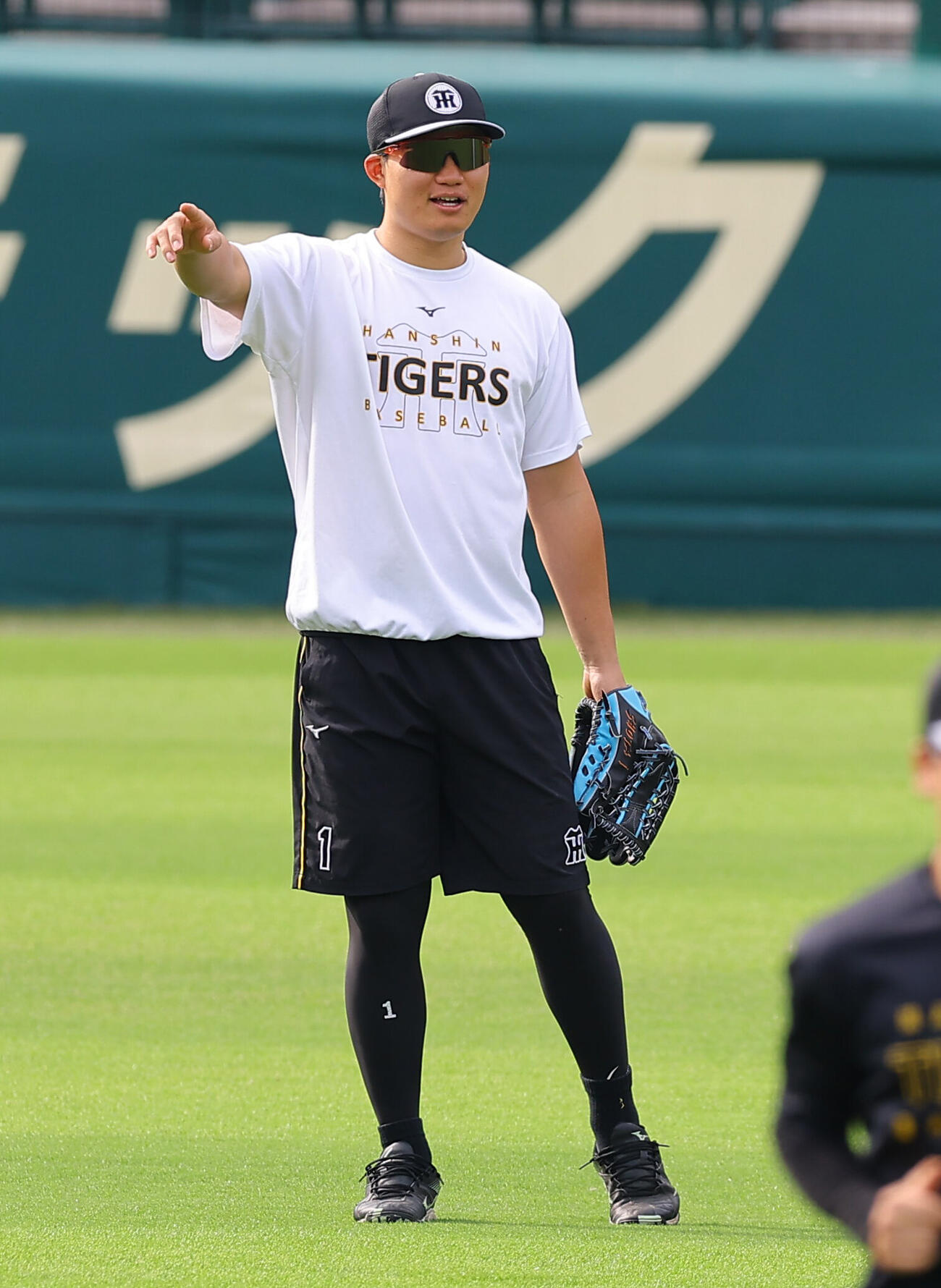 阪神対DeNA　甲子園球場のグラウンドに入る森下翔太（撮影・上田博志）