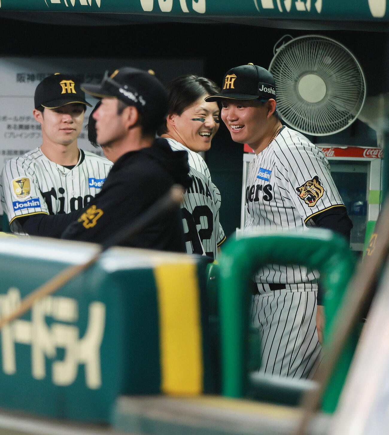 阪神対DeNA　試合前、ベンチで笑顔を見せる阪神森下翔太（右）（撮影・上山淳一）