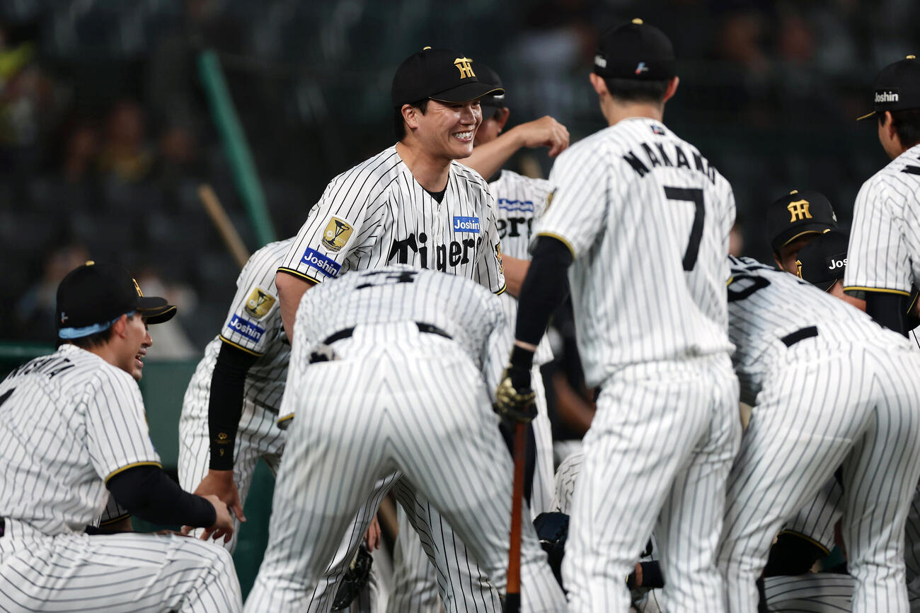 阪神対DeNA　伏見寅威の声出しで円陣を組む阪神の選手たち（撮影・前田充）