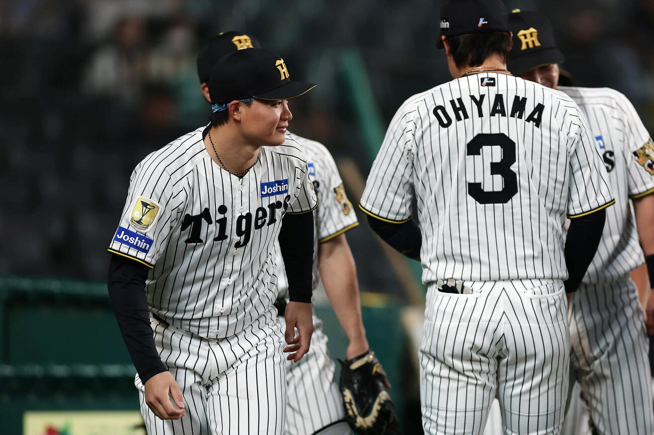 阪神対DeNA　試合前の円陣に入った阪神森下翔太（左）（撮影・前田充）