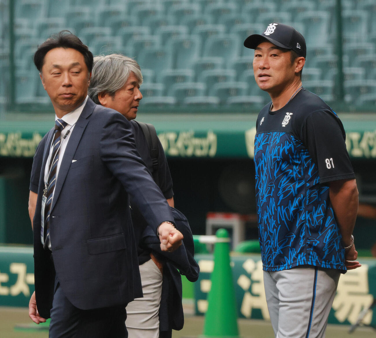 阪神対DeNA　試合前、DeNA相川亮二監督（右）は宮本慎也氏（左）と武田一浩氏と話す（撮影・上山淳一）