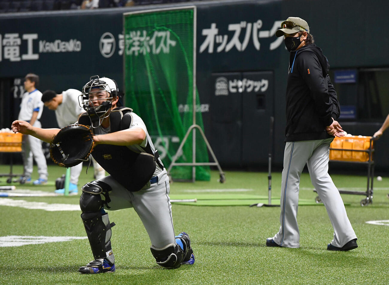 ソフトバンク対日本ハム　チームに合流し練習を行う藤森海斗（左）を見つめる日本ハム新庄剛志監督（撮影・岩下翔太）