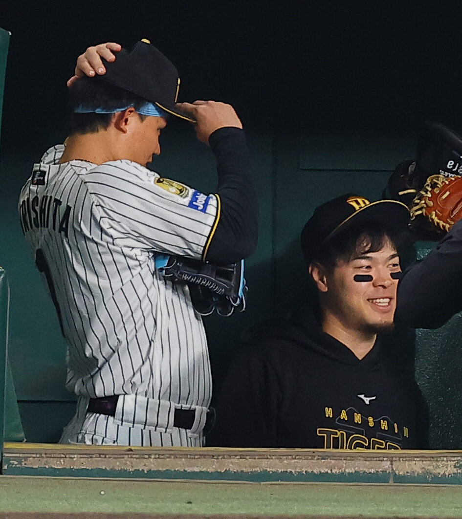 阪神対DeNA　ベンチに姿を見せた佐藤輝明（右）と森下翔太（撮影・上田博志）