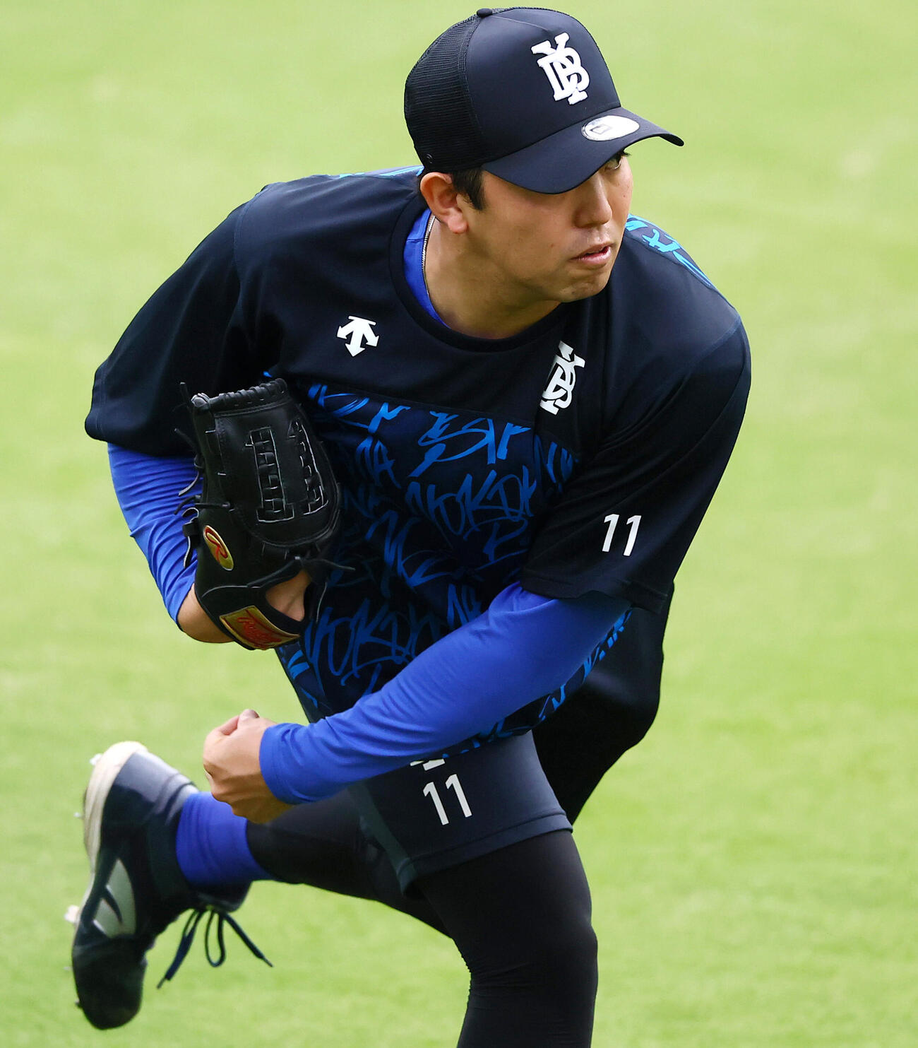 阪神対DeNA　練習でキャッチボールするDeNA東克樹（撮影・加藤哉）