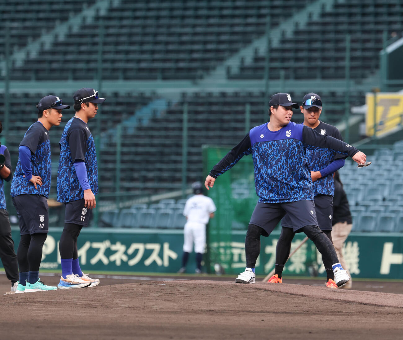 阪神対DeNA　マウンドチェックをする左からDeNA片山皓心、東克樹、馬場皐輔、深沢鳳介（撮影・増田悦実）