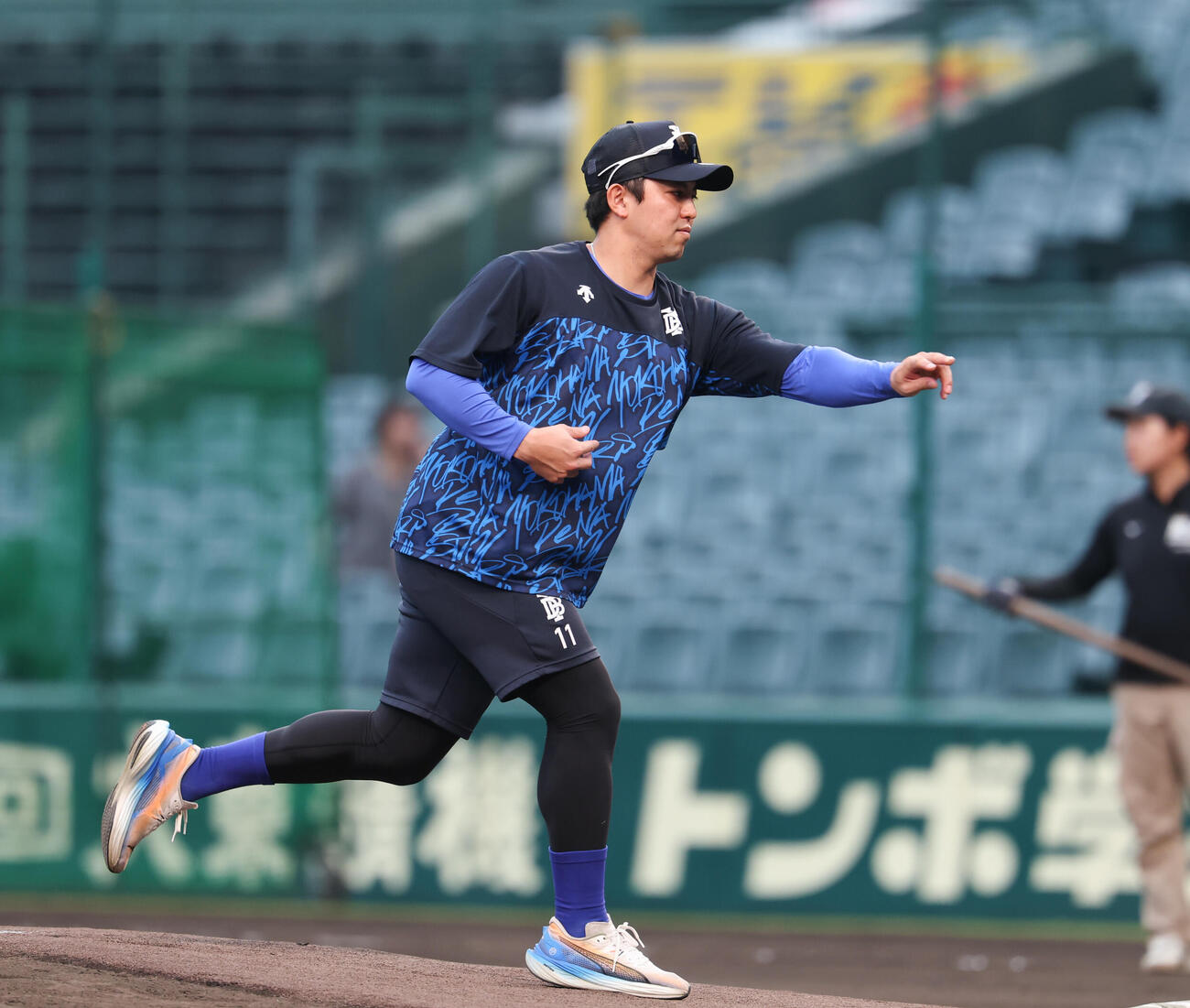 阪神対DeNA　マウンドチェックをするDeNA東克樹（撮影・増田悦実）