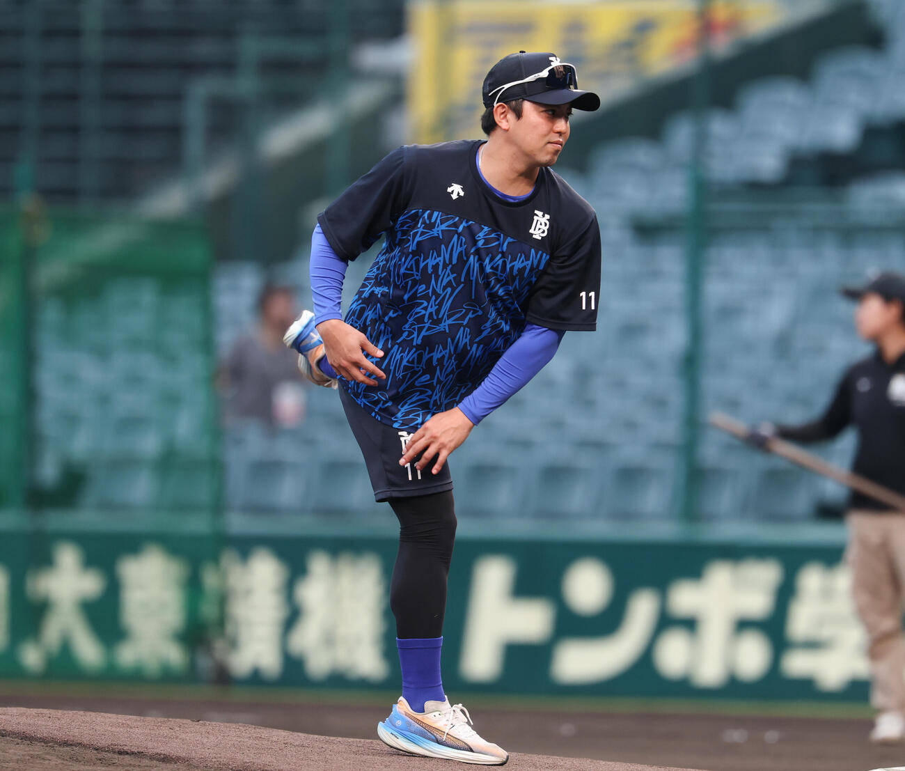 阪神対DeNA　マウンドチェックをするDeNA東克樹（撮影・増田悦実）