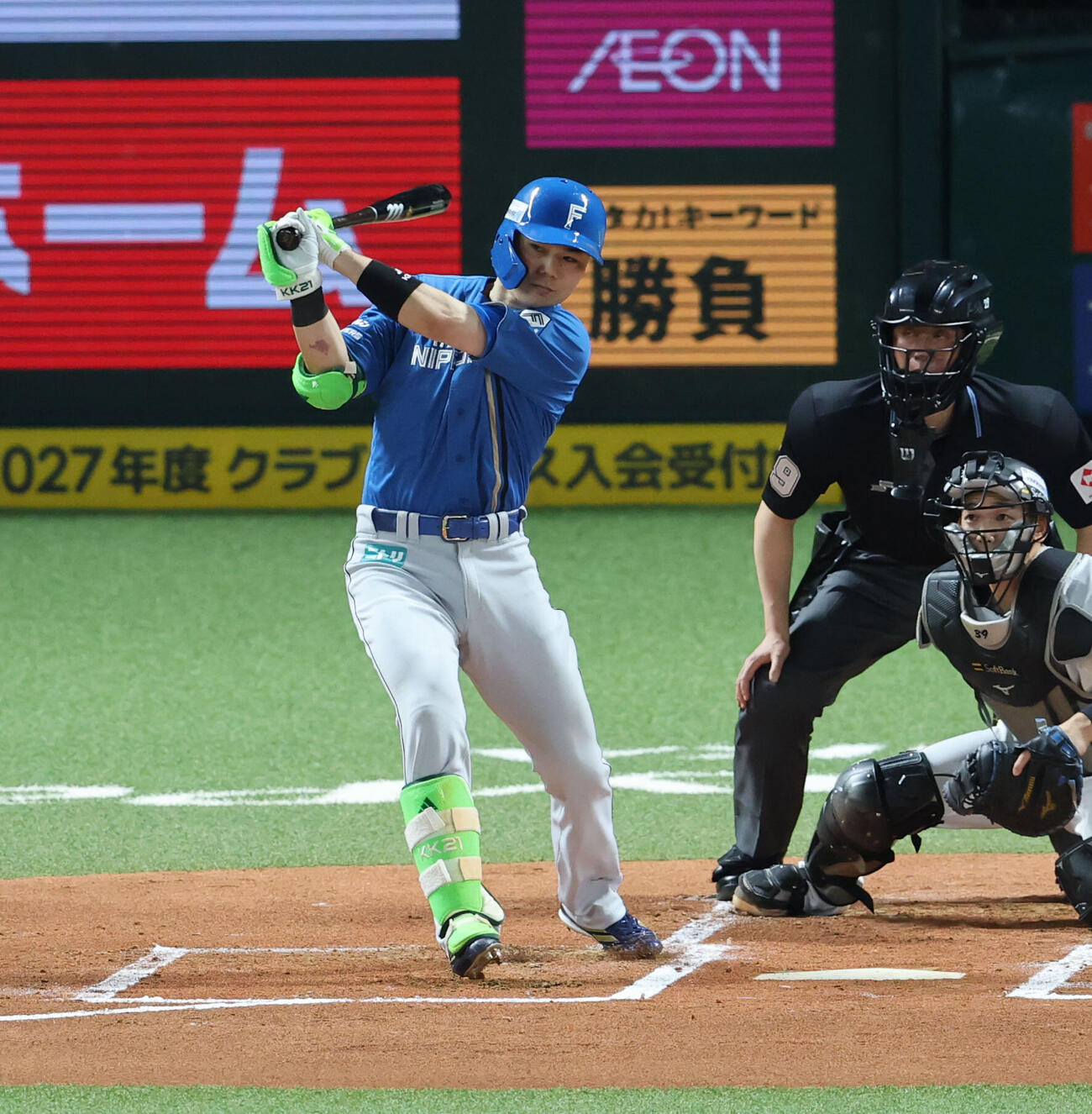 ソフトバンク対日本ハム1回表日本ハム2死一、二塁、清宮幸太郎は右前に先制適時打を放つ（撮影・梅根麻紀）