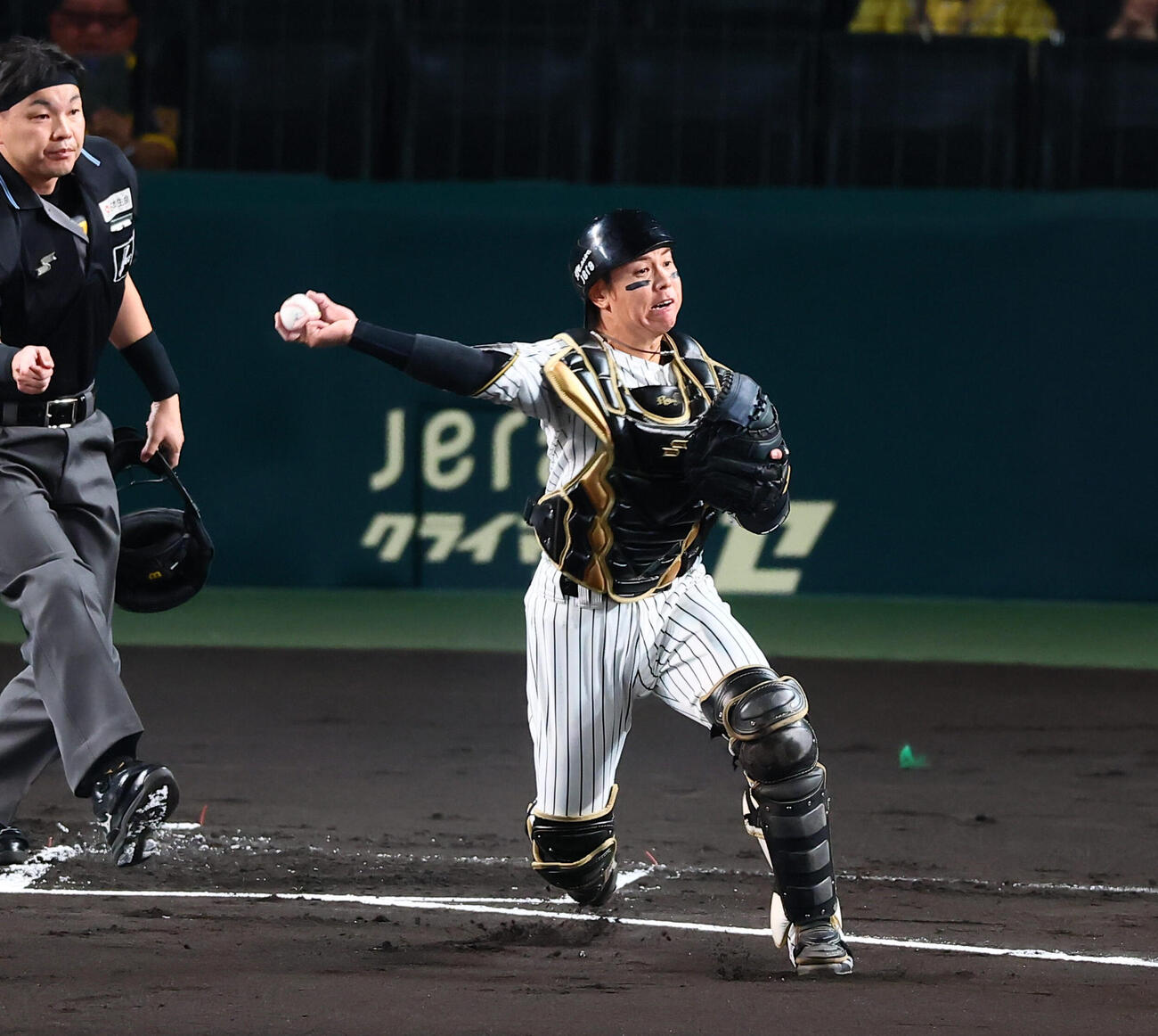 阪神対DeNA 1回表DeNA無死一、二塁、梅野隆太郎は佐野恵太のバントを三塁へ送球し封殺する（撮影・加藤哉）