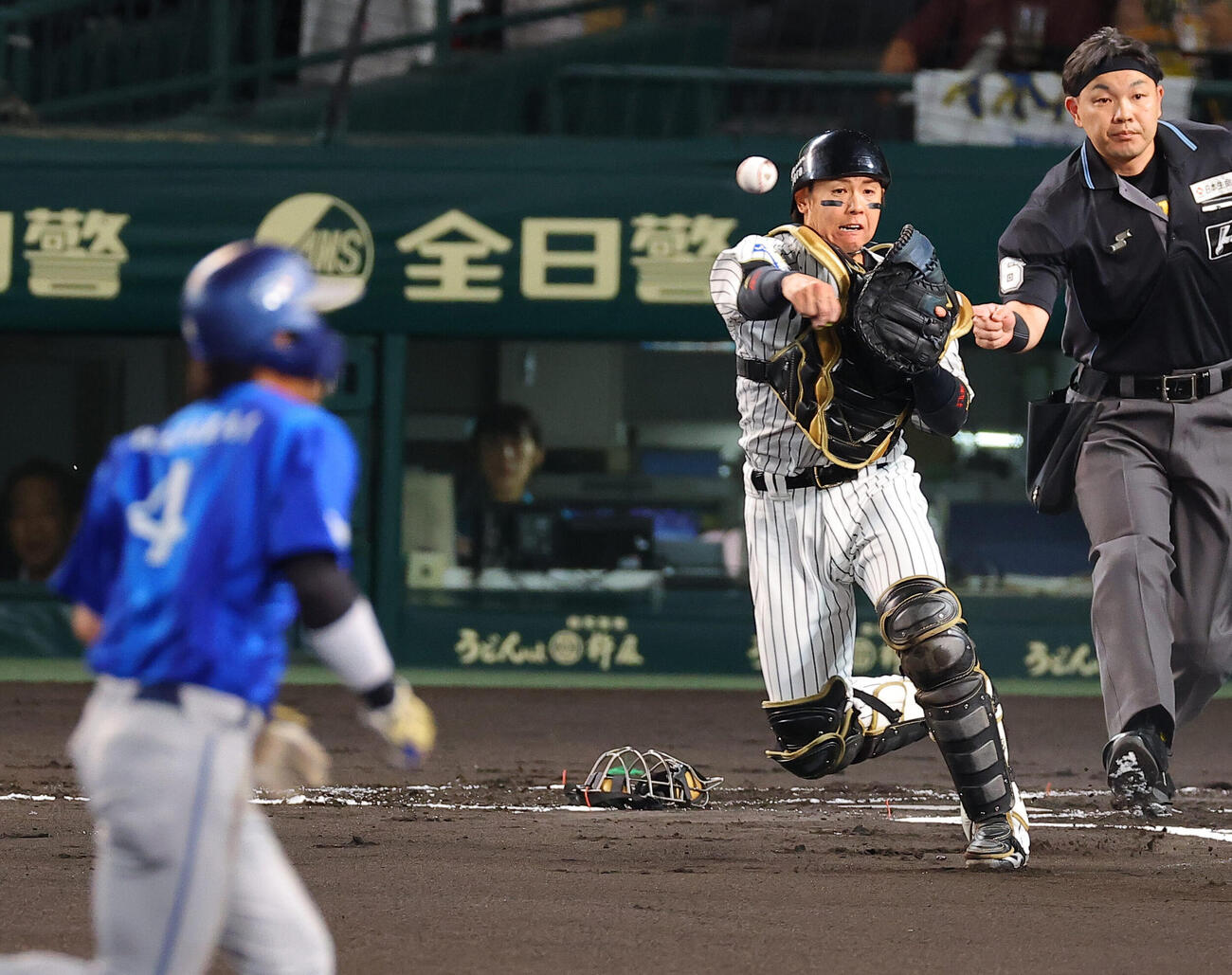 阪神対DeNA 1回表DeNA無死一、二塁、梅野隆太郎は佐野恵太のバントを三塁へ送球し度会隆輝（左）を封殺する（撮影・上田博志）