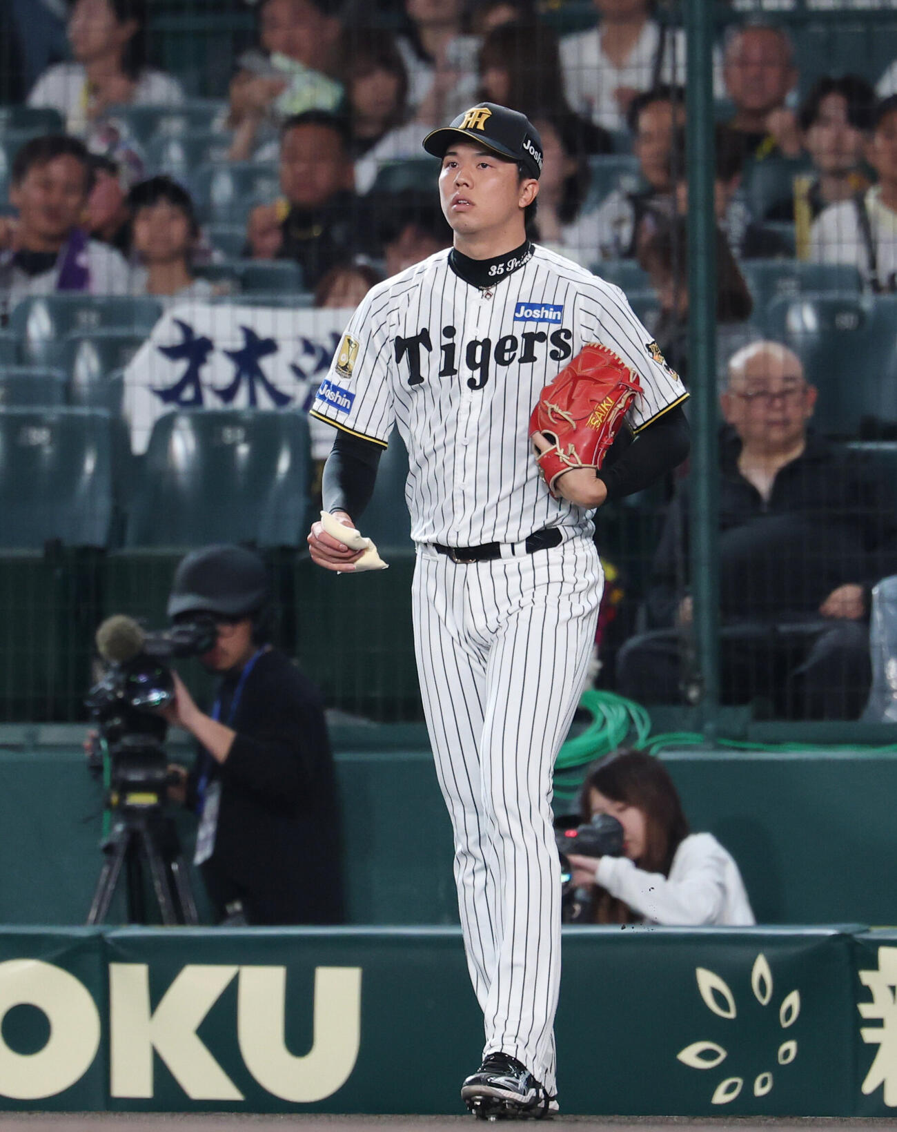 阪神対DeNA　マウンドに向かう阪神先発の才木浩人（撮影・増田悦実）