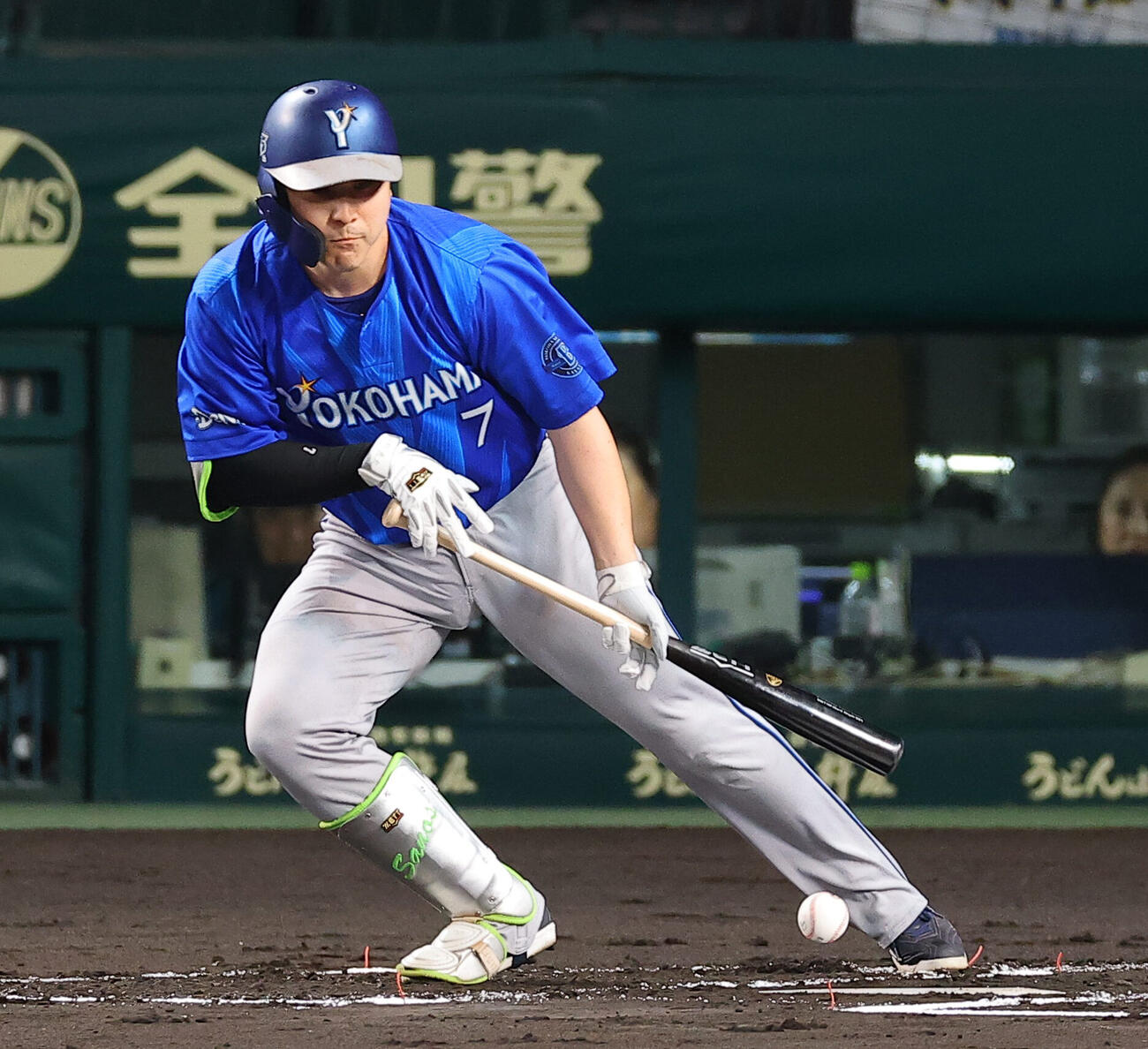 阪神対DeNA 1回表DeNA無死一、二塁、佐野恵太は送りバントに失敗する（撮影・上田博志）