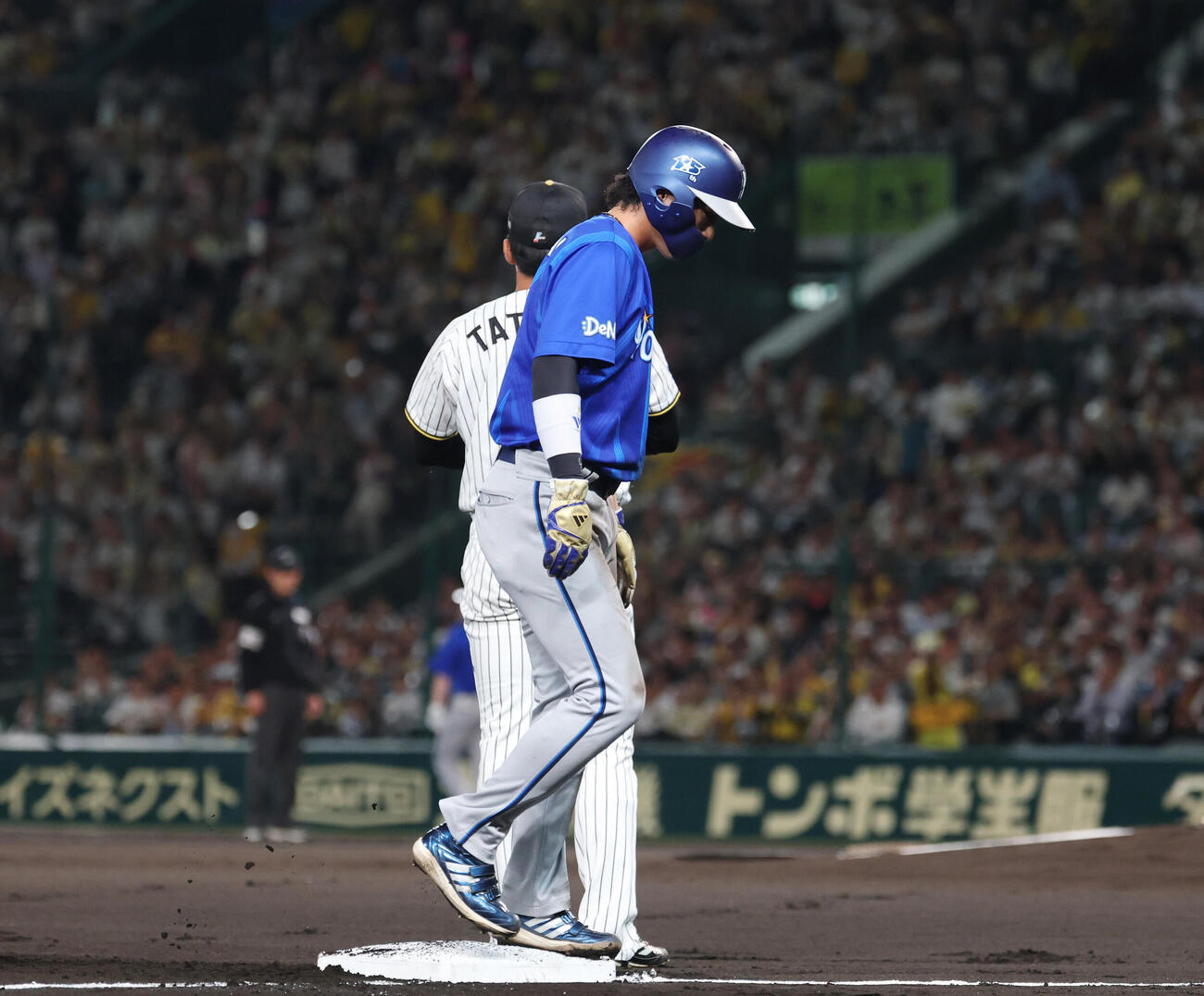 阪神対DeNA 1回表DeNA無死一、二塁、梅野隆太郎の好返球で三塁アウトになりがっくりとベンチに戻る度会隆輝（撮影・増田悦実）