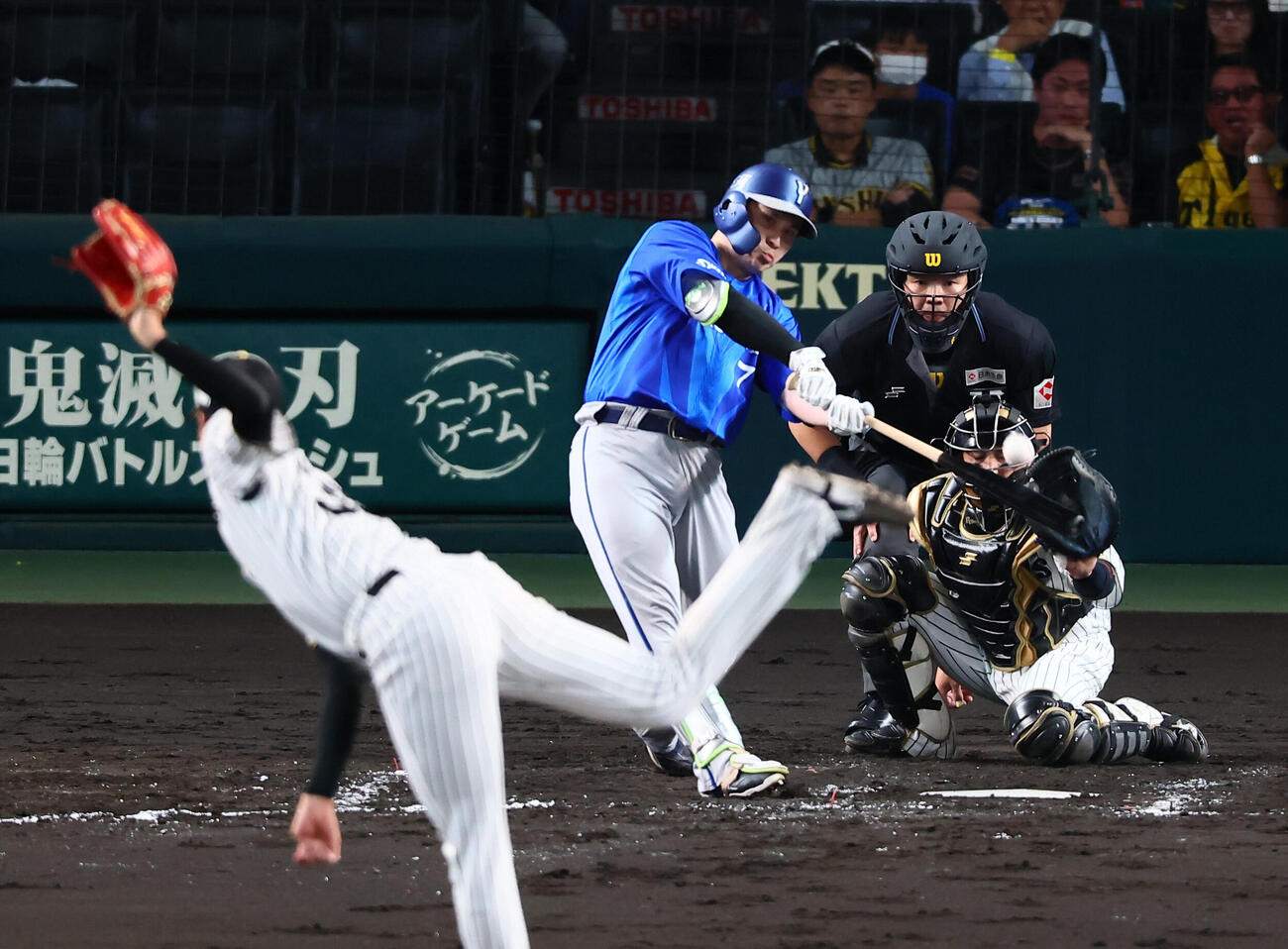 阪神対DeNA 3回表DeNA1死二、三塁、佐野恵太は3点本塁打を放つ。投手才木浩人（撮影・加藤哉）