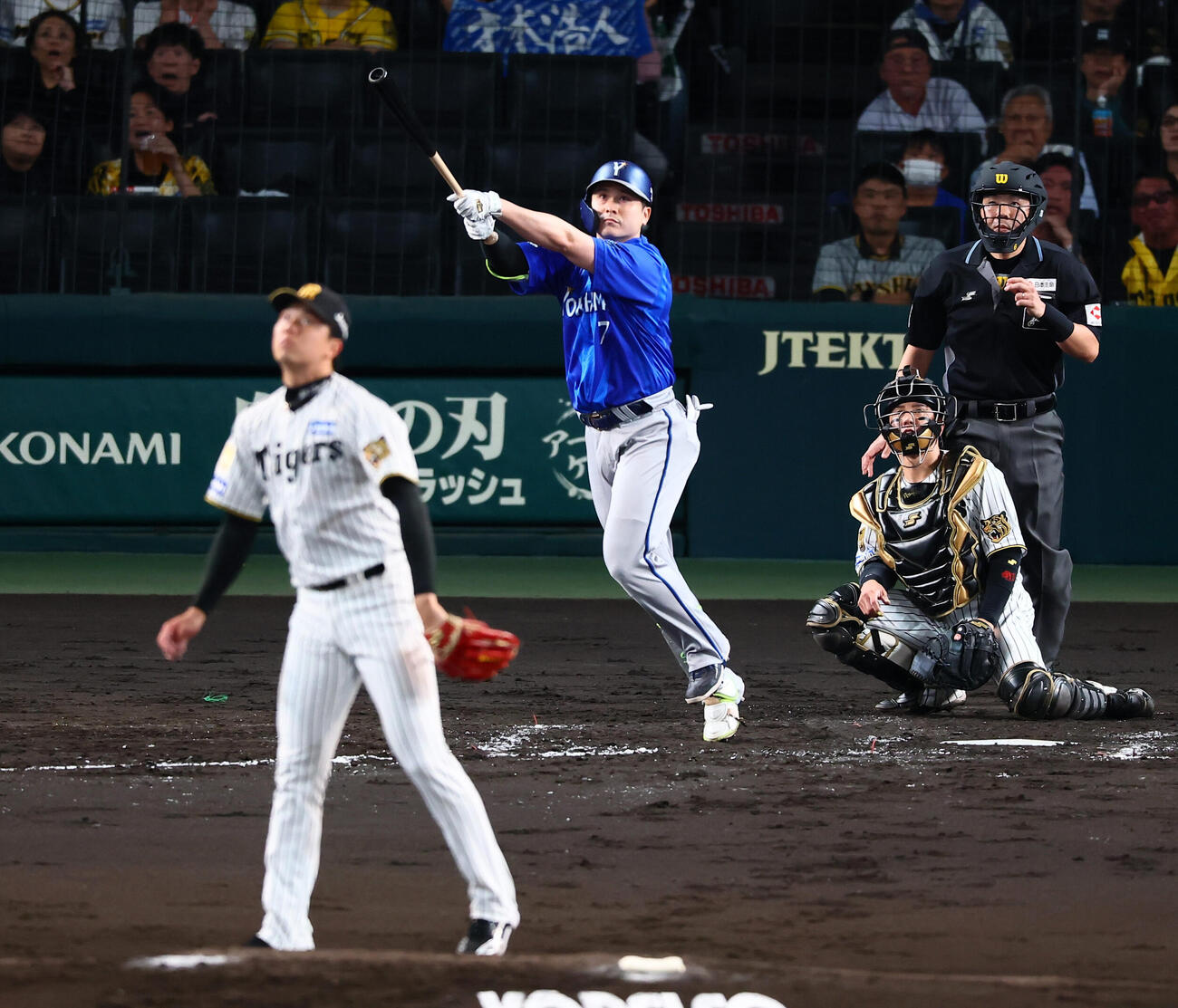 阪神対DeNA 3回表DeNA1死二、三塁、佐野恵太は3点本塁打を放つ。投手才木浩人（撮影・加藤哉）