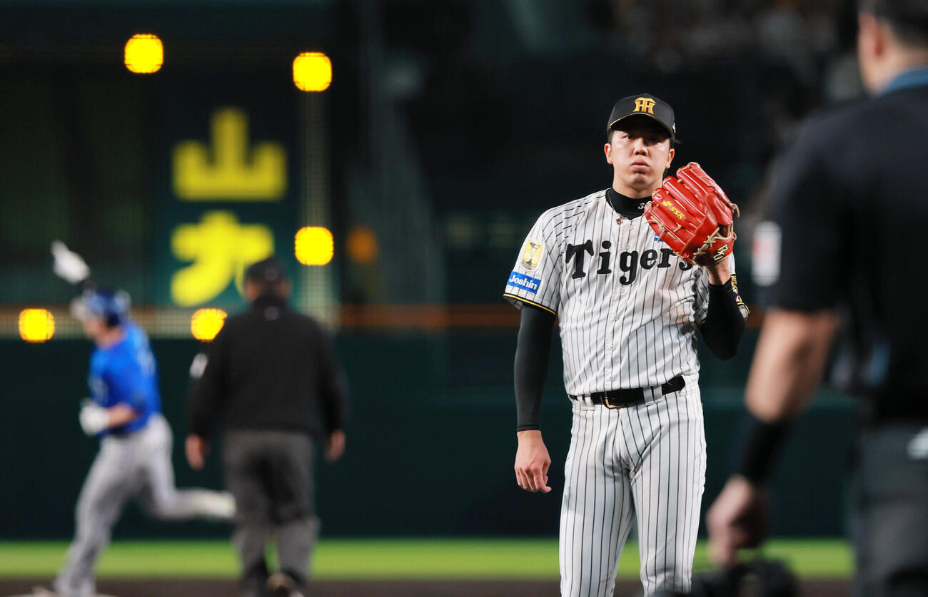 阪神対DeNA 3回表DeNA1死二、三塁、才木浩人（手前）は佐野恵太に3点本塁打を浴びる（撮影・上山淳一）