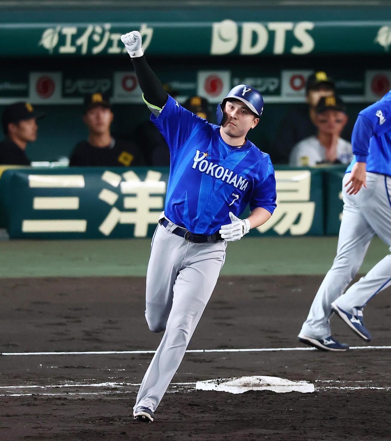 阪神対DeNA 3回表DeNA1死二、三塁、佐野恵太は中越え3点本塁打を放ちガッツポーズを見せダイヤモンドを1周する（撮影・加藤哉）