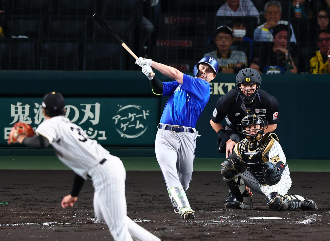 阪神対DeNA 3回表DeNA1死二、三塁、佐野恵太は3点本塁打を放つ。投手才木浩人（撮影・加藤哉）
