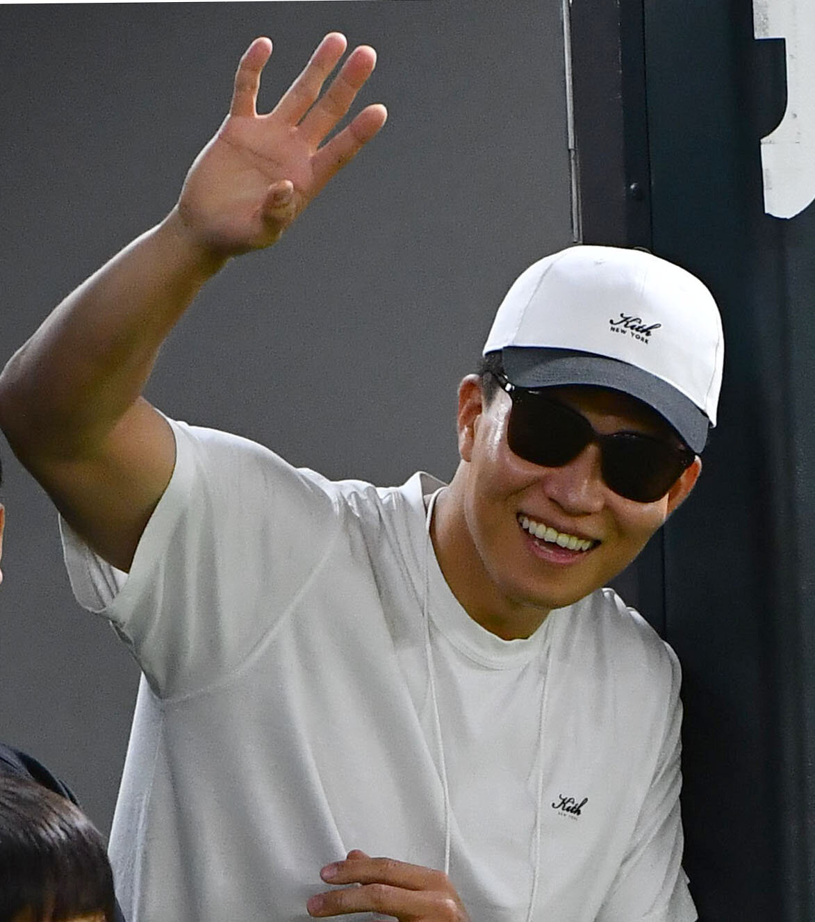 ソフトバンク対日本ハム　試合前、グラウンドに姿を見せたメッツ千賀滉大（撮影・岩下翔太）