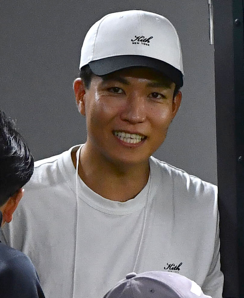 ソフトバンク対日本ハム　試合前、グラウンドに姿を見せたメッツ千賀滉大（撮影・岩下翔太）