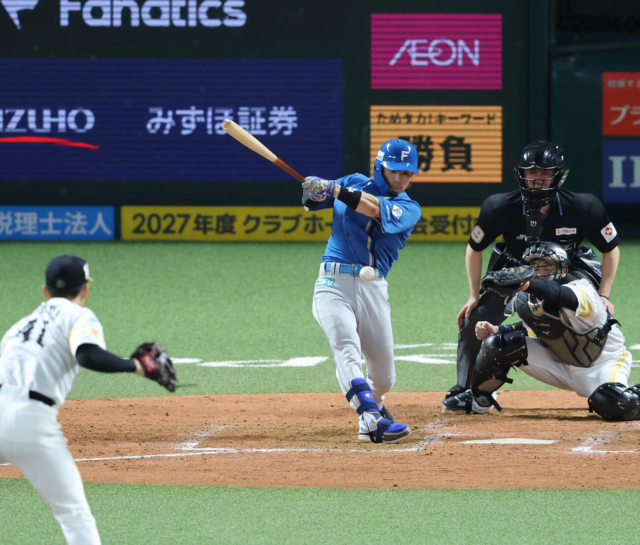 ソフトバンク対日本ハム　5回表日本ハム1死二、三塁、水野達稀は勝ち越しとなる二内野安打を放つ（撮影・梅根麻紀）