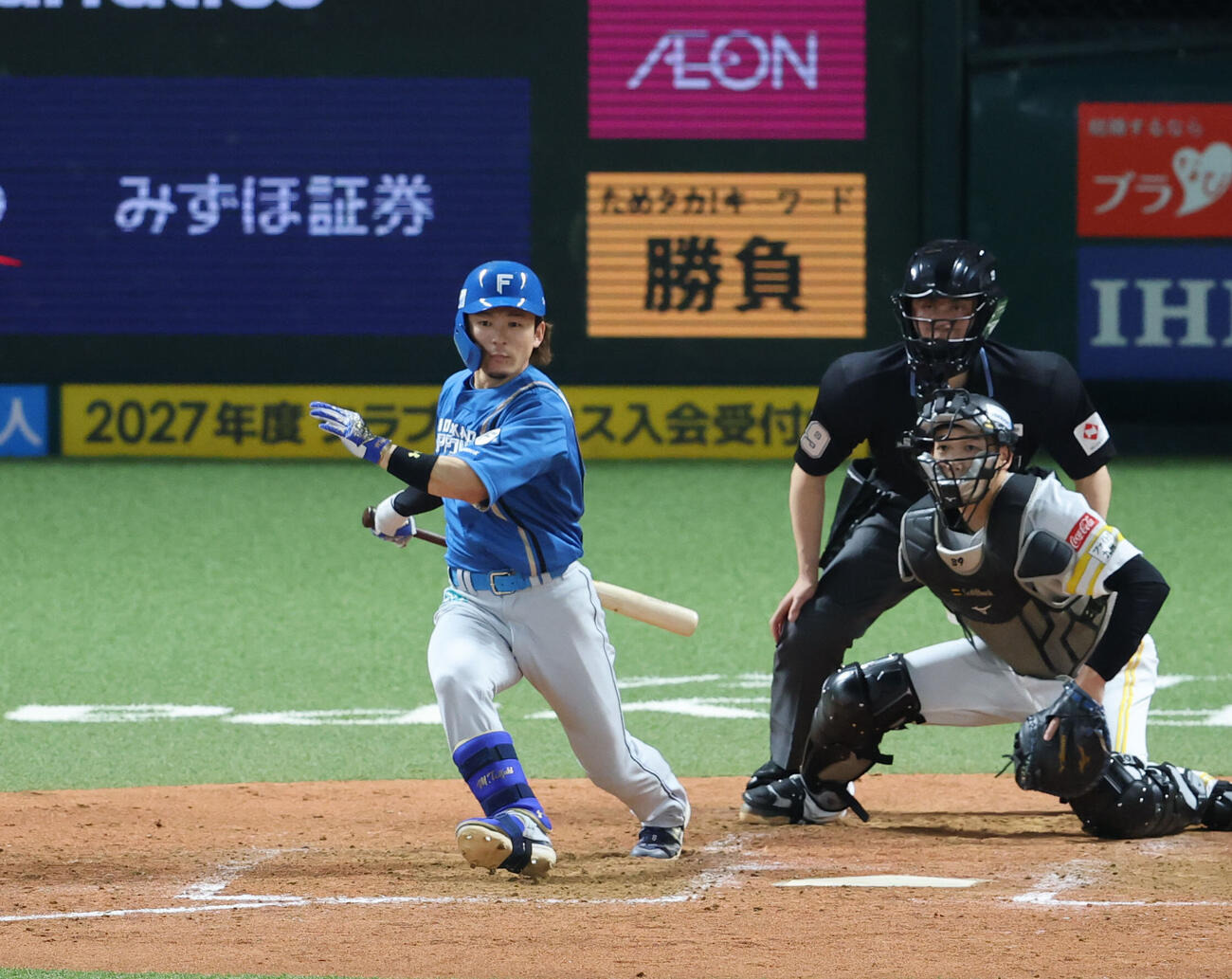 ソフトバンク対日本ハム　5回表日本ハム1死二、三塁、水野達稀は勝ち越しとなる二内野安打を放つ（撮影・梅根麻紀）
