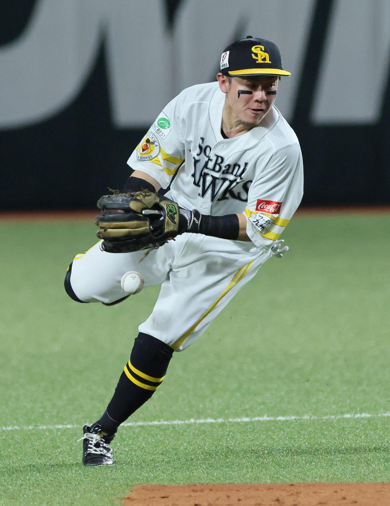 ソフトバンク対日本ハム　5回表日本ハム無死二、三塁、水野達稀の内野安打を送球できない牧原大成（撮影・加藤孝規）