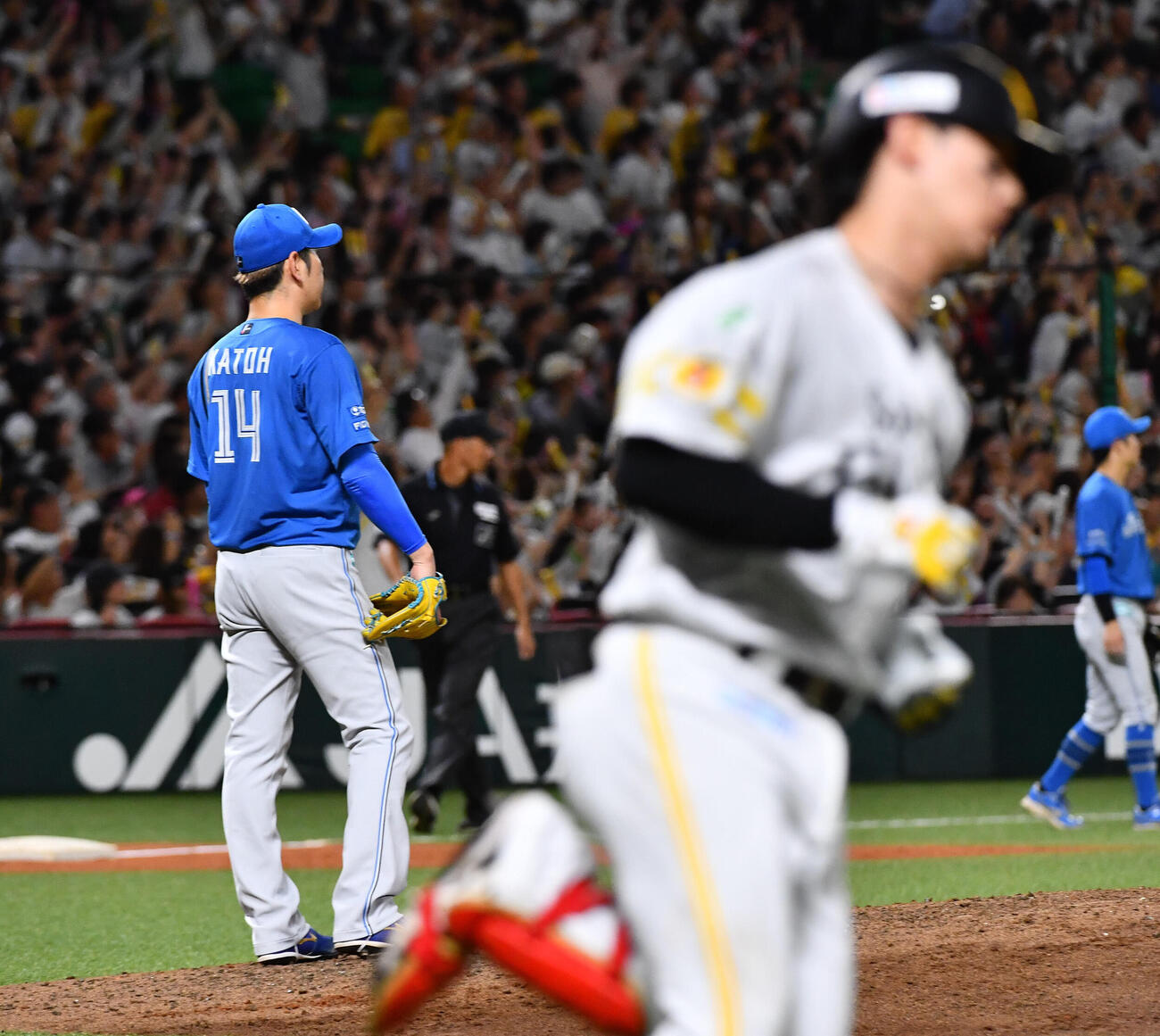 ソフトバンク対日本ハム　5回裏ソフトバンク1死二塁、正木智也（右）に左中間へ逆転2点本塁打を打たれた加藤貴之（撮影・岩下翔太）