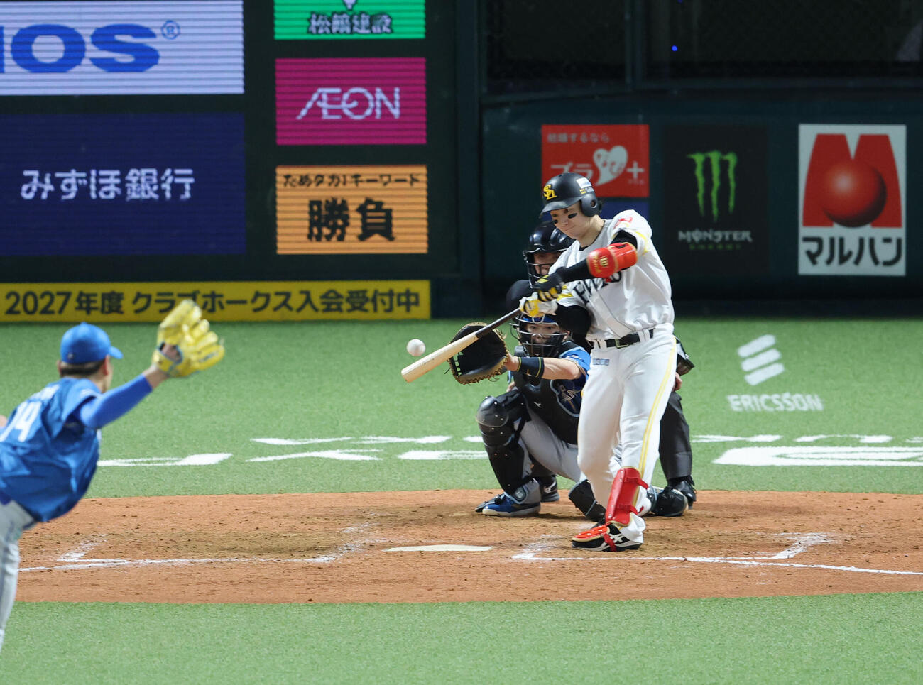 ソフトバンク対日本ハム　5回裏ソフトバンク1死二塁、正木智也は左中間に逆転となる2点本塁打を放つ（撮影・梅根麻紀）