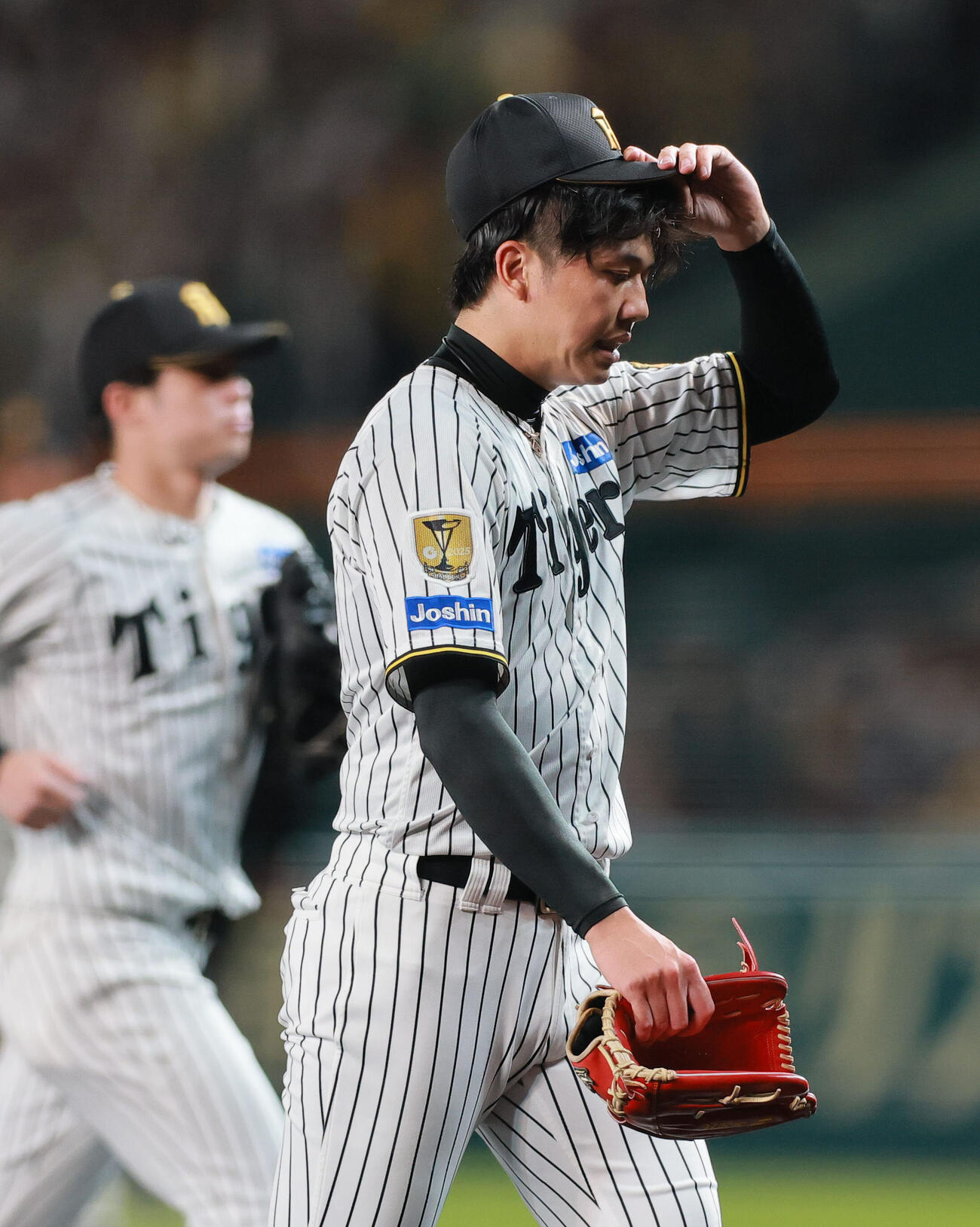阪神対DeNA 3回に3失点しベンチに引き揚げる阪神才木浩人（撮影・上山淳一）