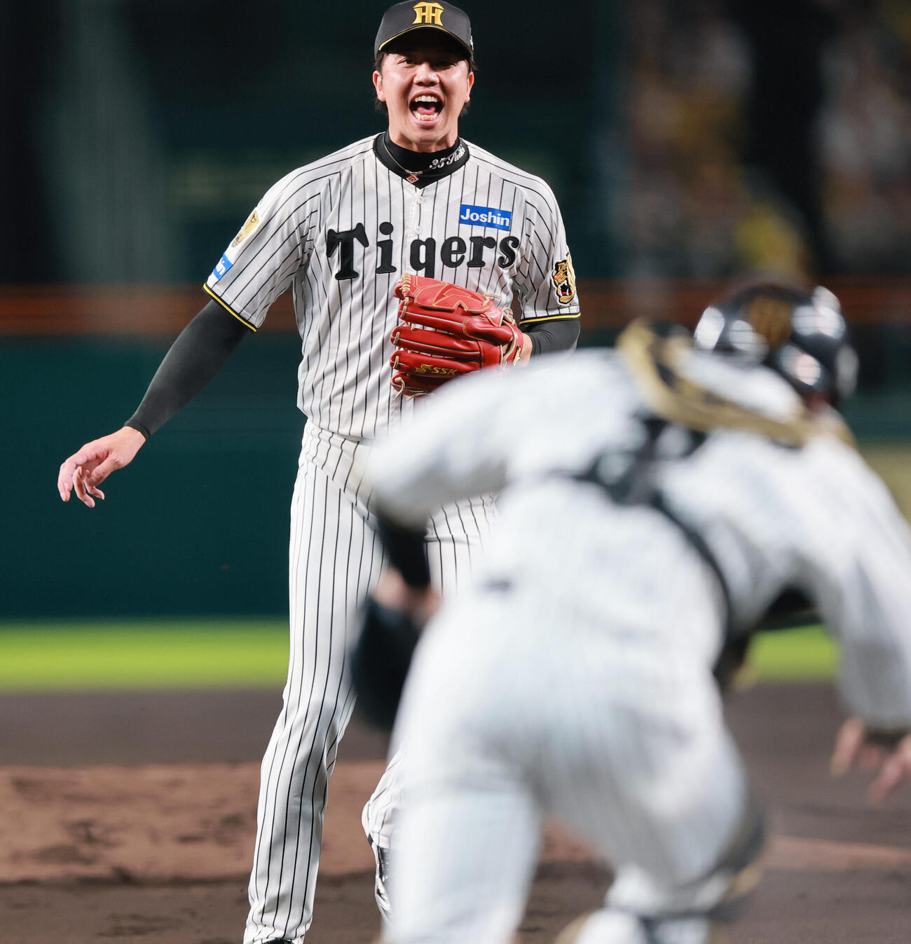 阪神対DeNA 1回表DeNA無死一、二塁、才木浩人は佐野恵太のバントで声を出す（撮影・上山淳一）
