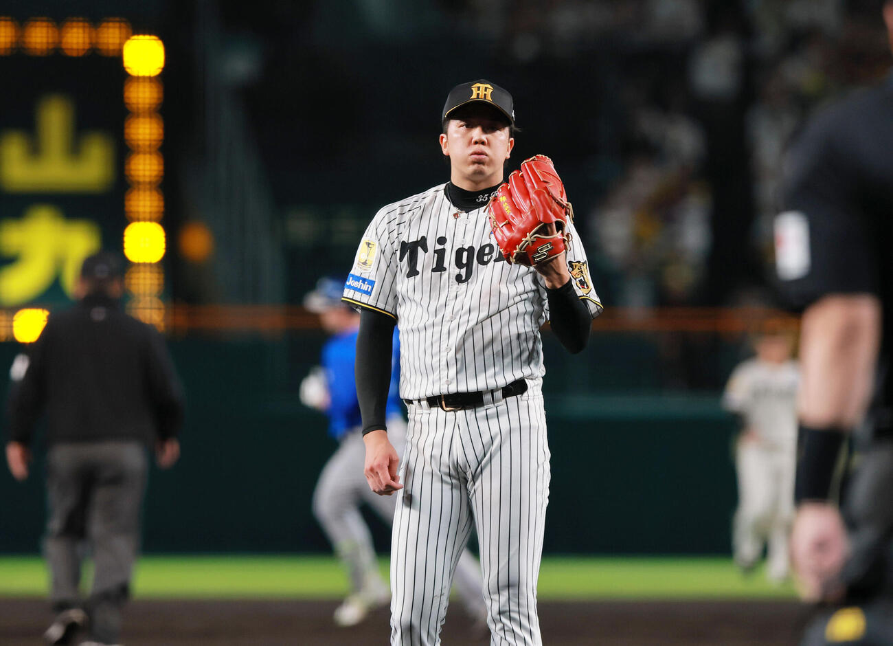 阪神対DeNA 3回表DeNA1死二、三塁、才木浩人（手前）は佐野恵太に3点本塁打を浴びる（撮影・上山淳一）