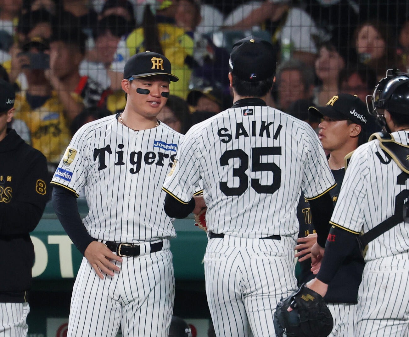 阪神対DeNA 1回表を抑えた才木浩人（右）を出迎える森下翔太（撮影・増田悦実）