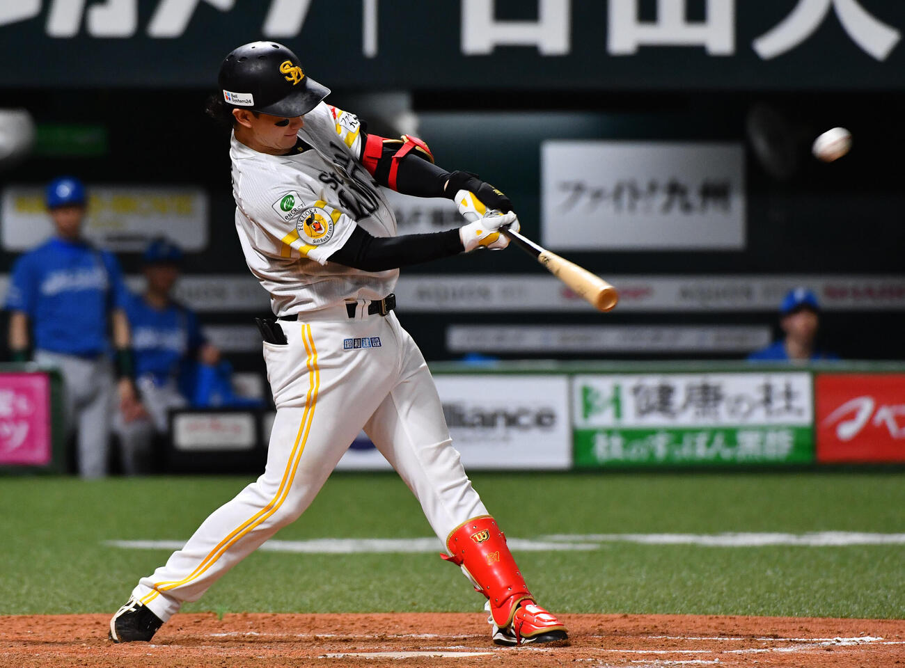 ソフトバンク対日本ハム　5回裏ソフトバンク1死二塁、正木智也は左中間へ逆転2点本塁打を放つ（撮影・岩下翔太）