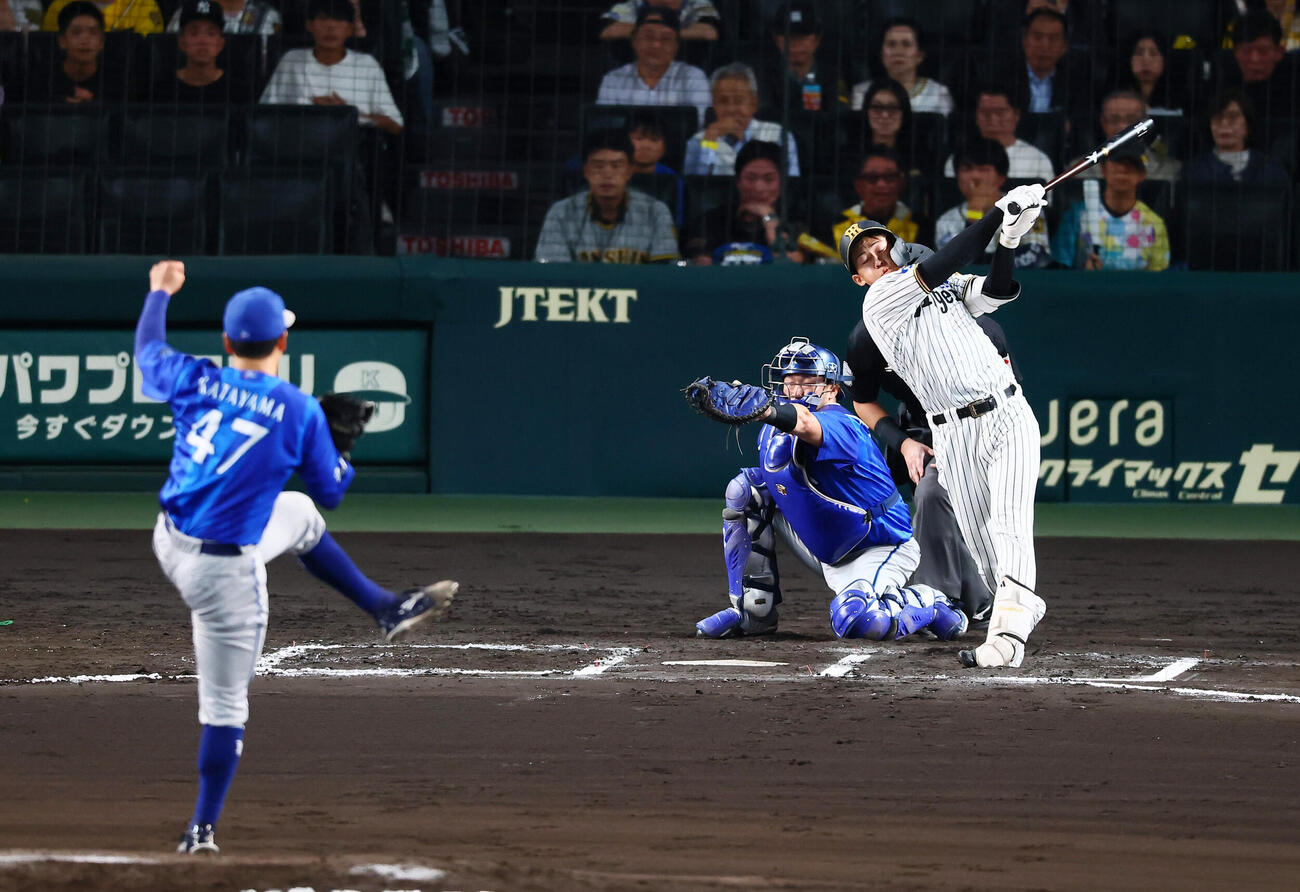 阪神対DeNA 6回裏阪神1死、三振に倒れる立石正広。投手片山皓心（撮影・加藤哉）