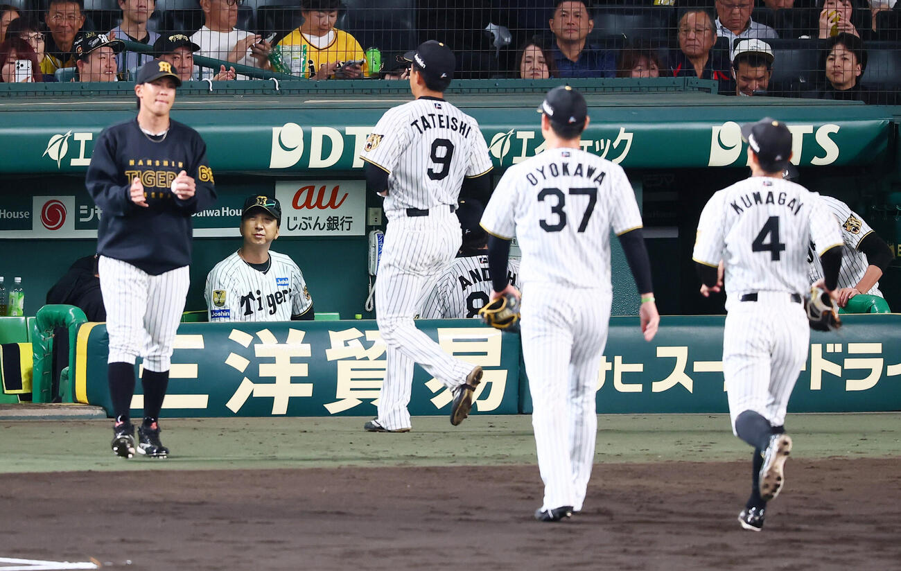 阪神対DeNA 6回表を終えベンチに腰かけてグラウンドを見る阪神藤川球児監督（撮影・加藤哉）